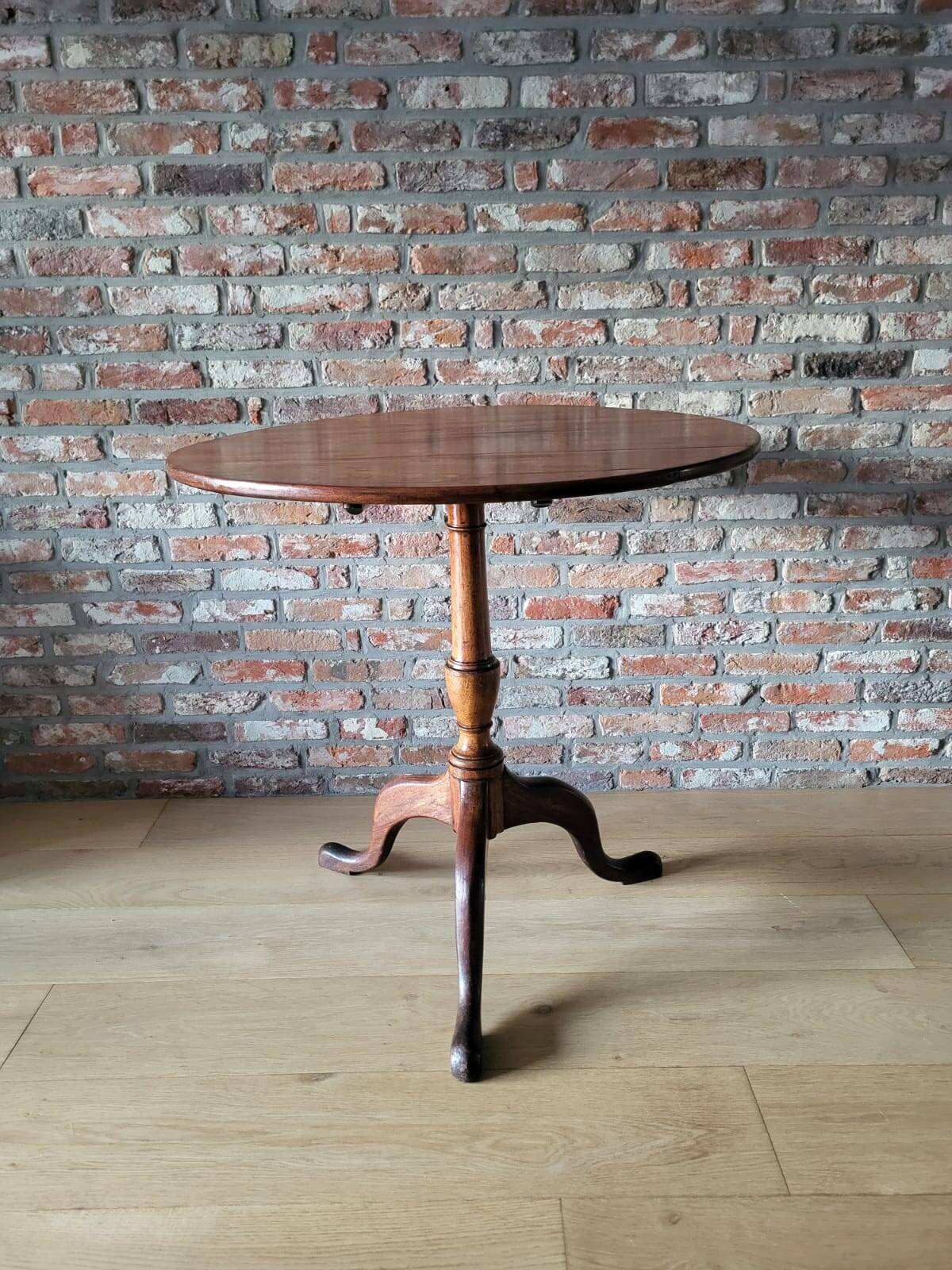 English table with a tilting top, 19th century.