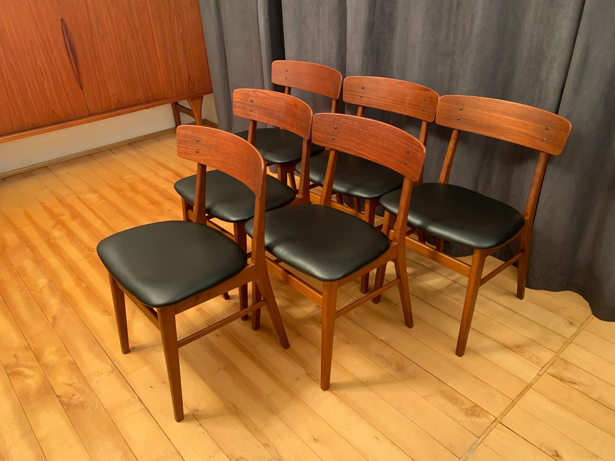 Ensemble de six chaises de style Børge Mogensen Farstrup, Danemark, années 1960.