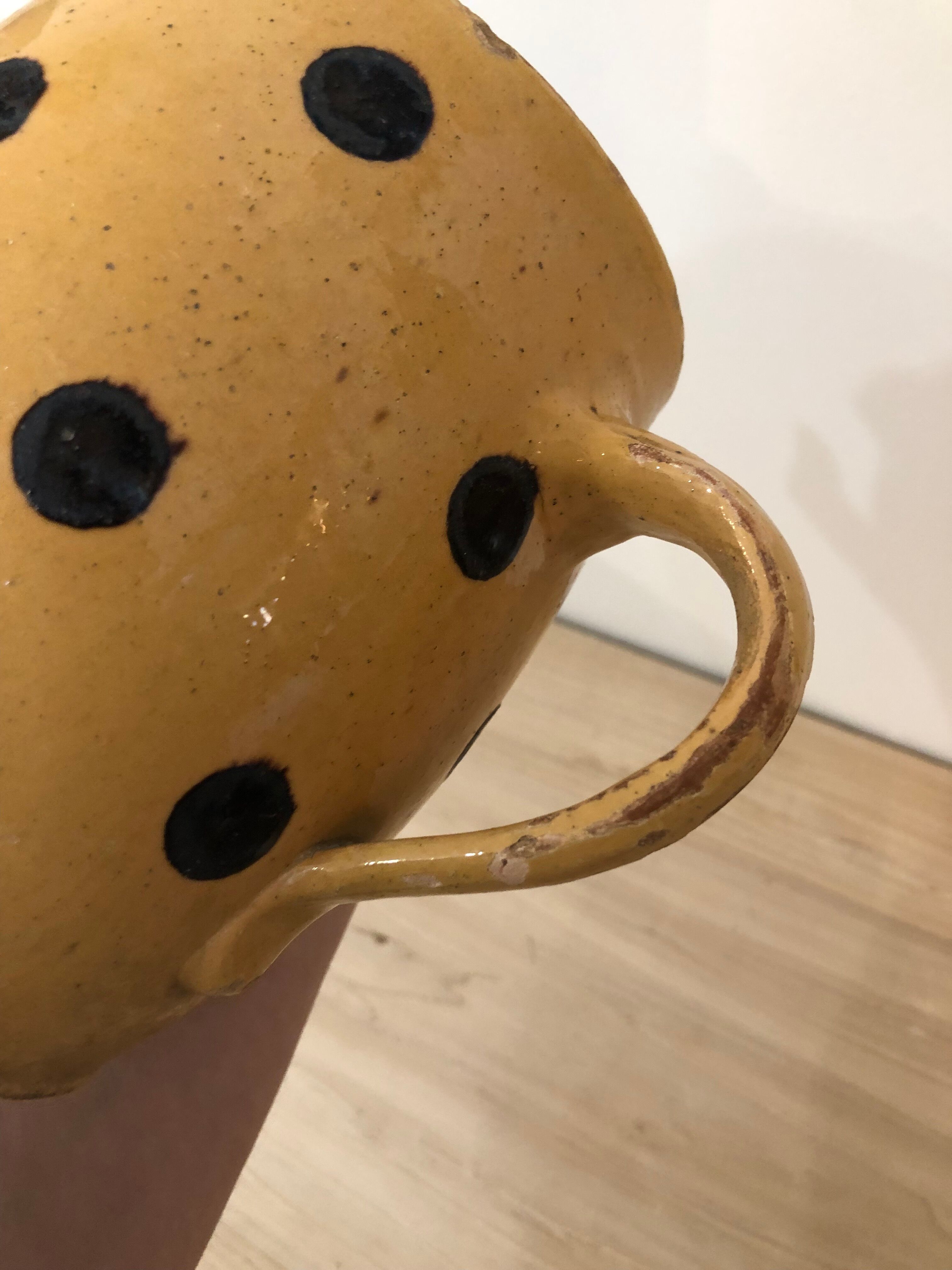 Pichet en grès jaune à pois