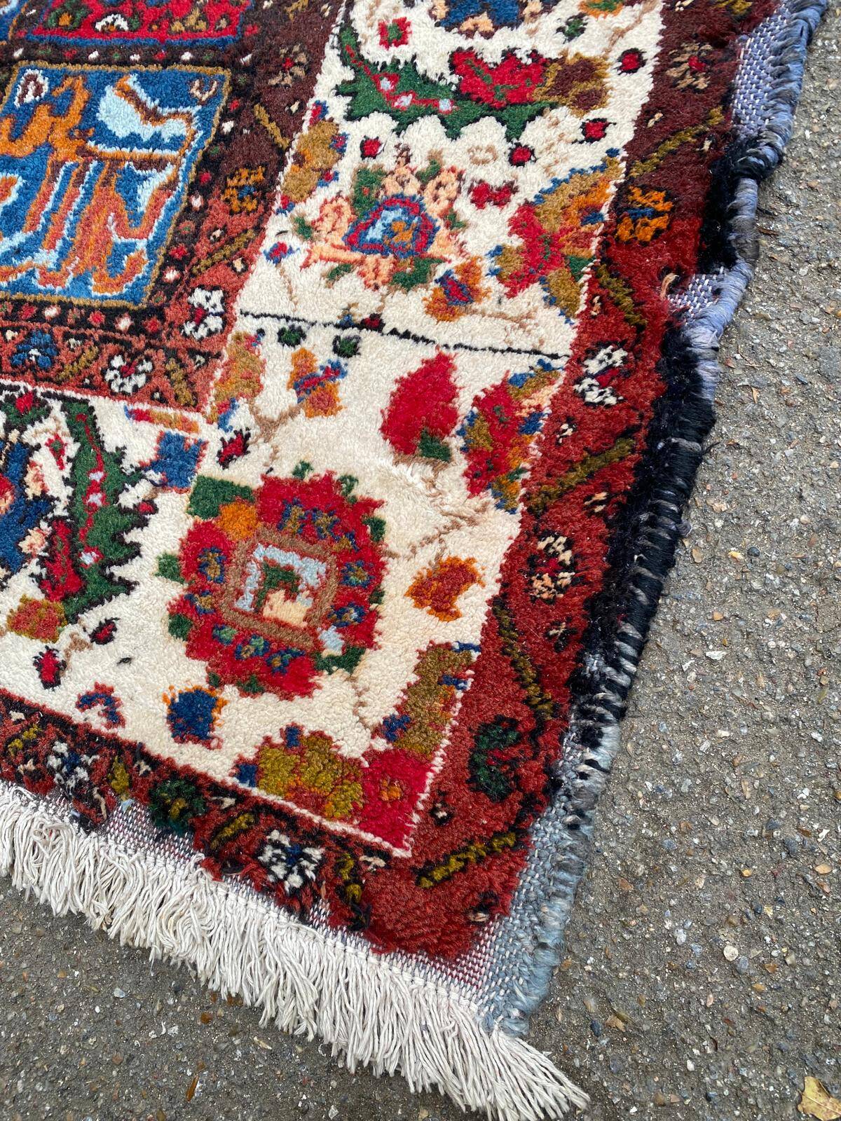 Handmade knotted wool Bakhtiar rug from Iran, burgundy, 200x300cm