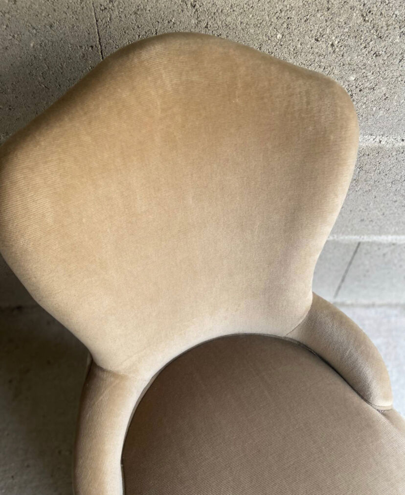 Petit fauteuil crapaud ancien en velours beige