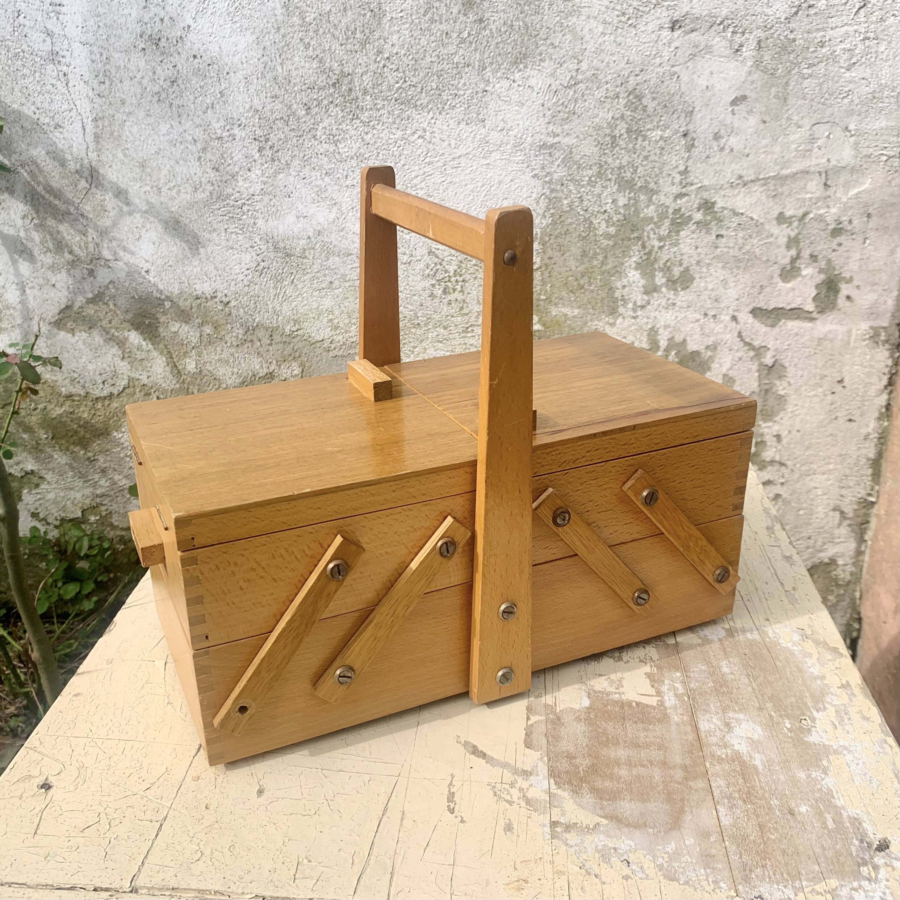 Petite travailleuse en bois vintage