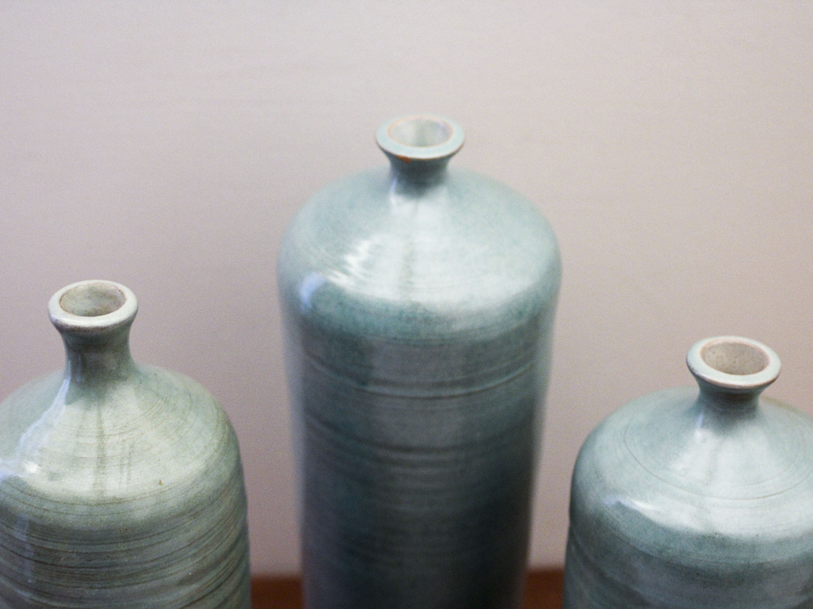 Trio de vases soliflores bouteilles en céramique emaillé