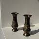 Paire de deux petits vases en métal ciselés H15,5 D6,5