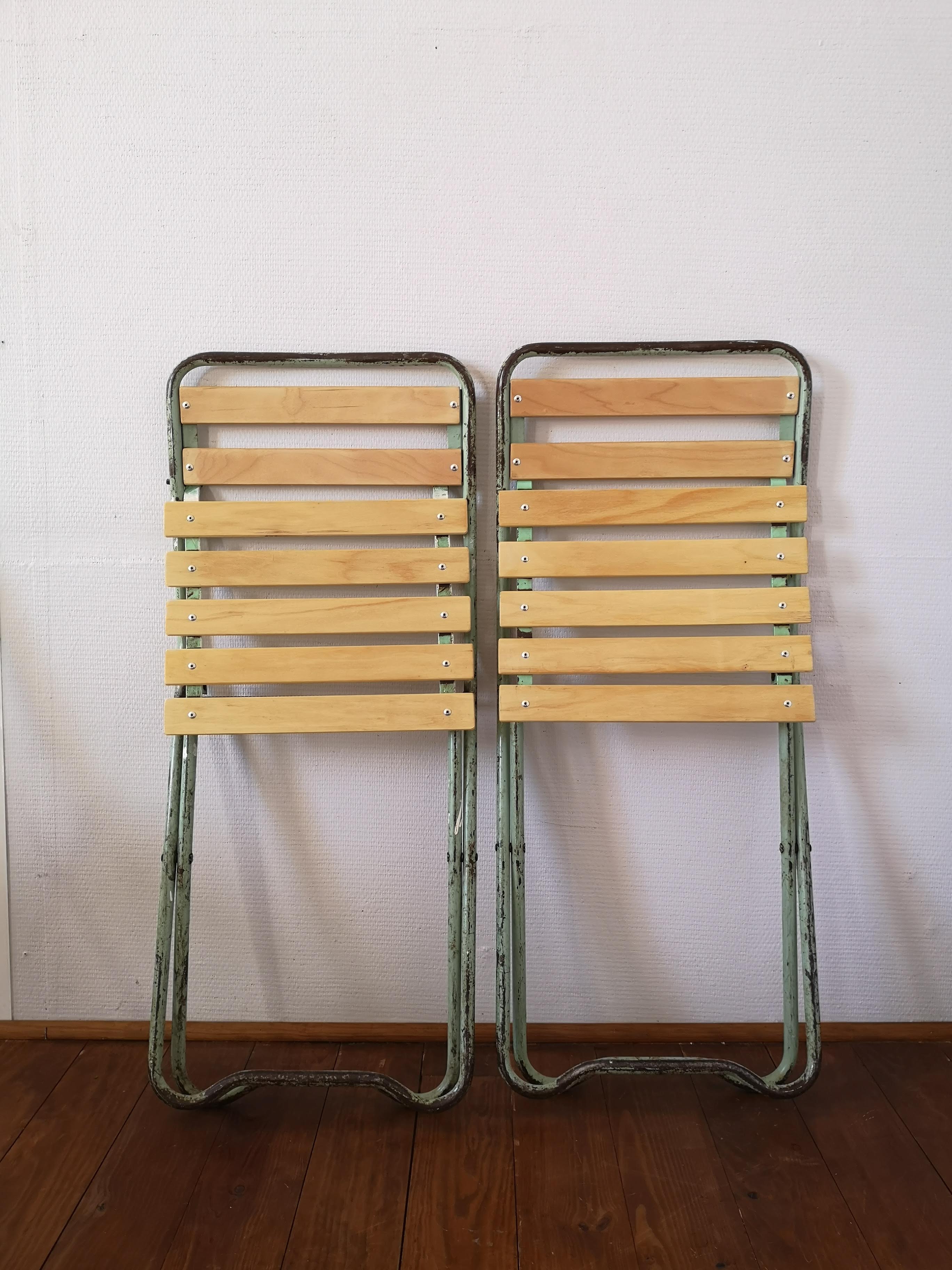 Set of 6 green folding chairs