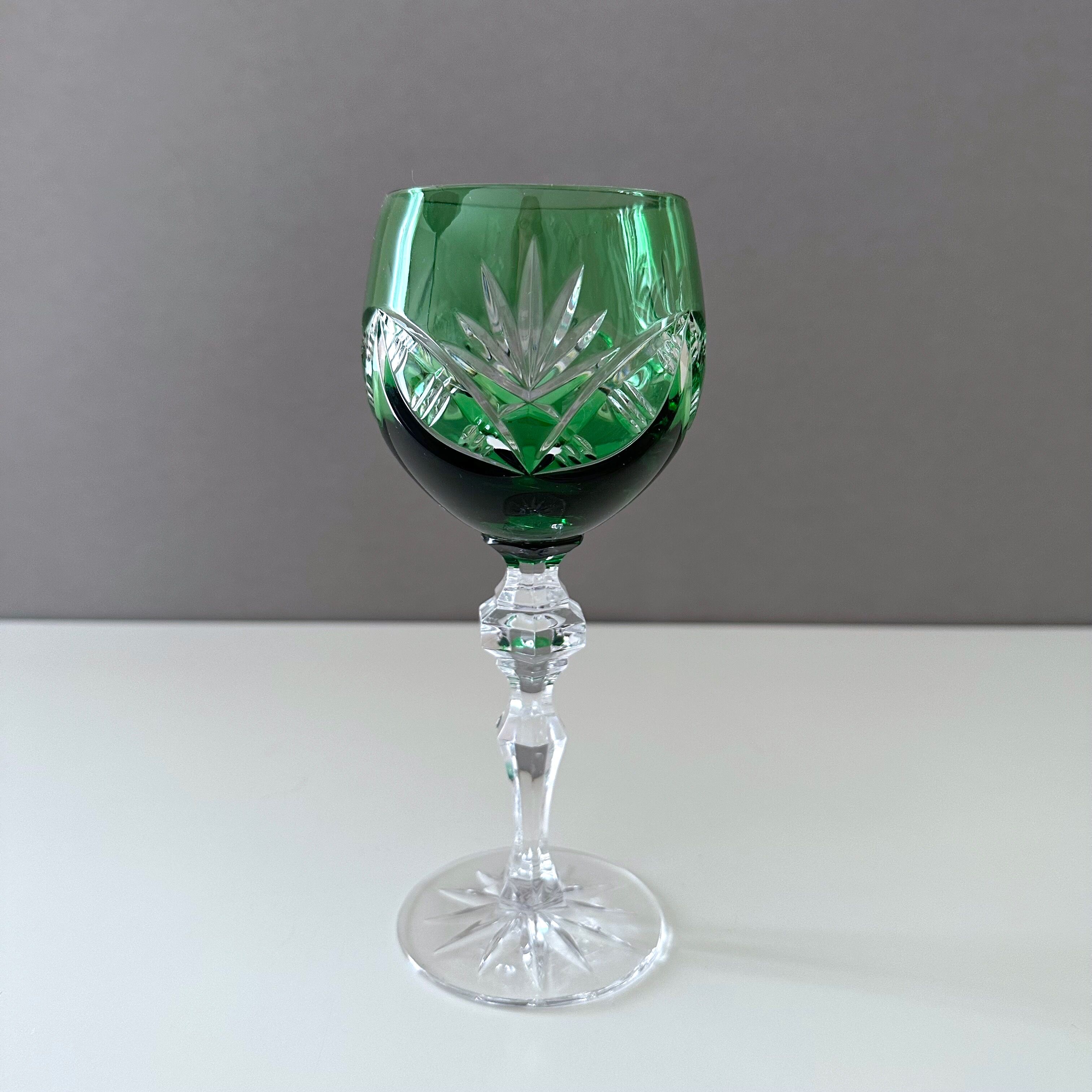 Collection de 5 verres à vin coloré, nuances de vert