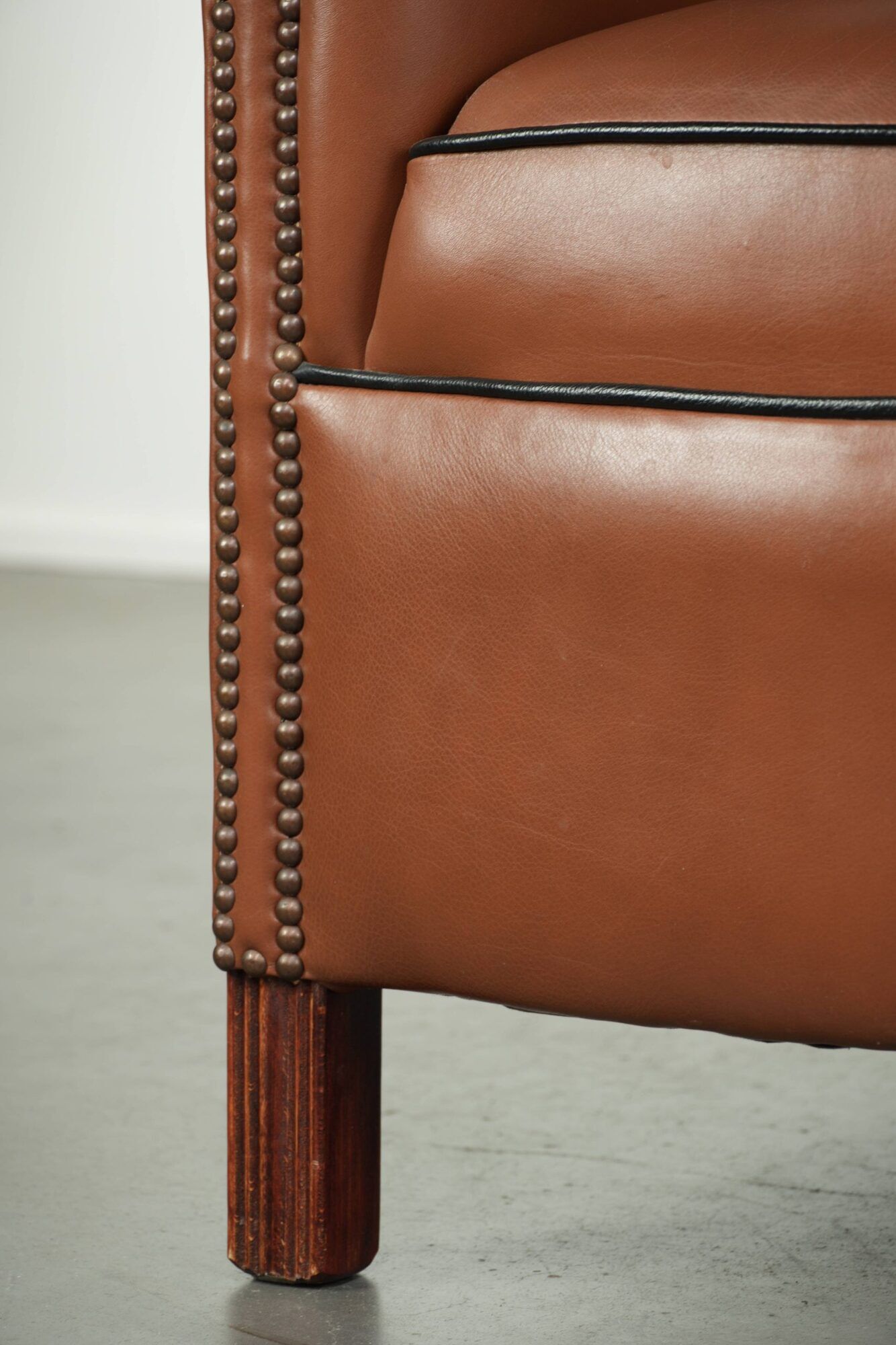 English cowhide club armchair with a luxurious finish and a good appearance