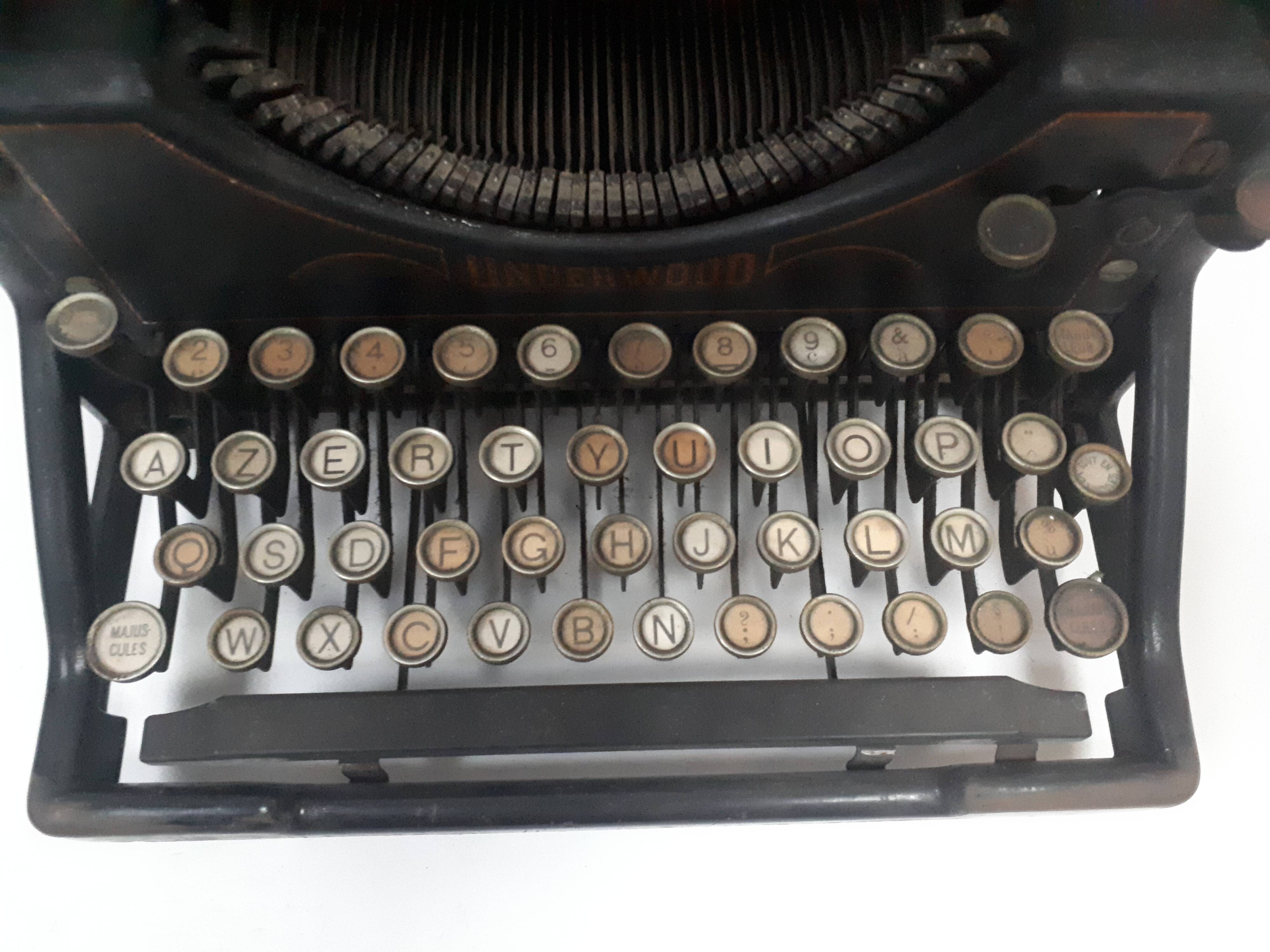 Old typewriter Underwood azerty