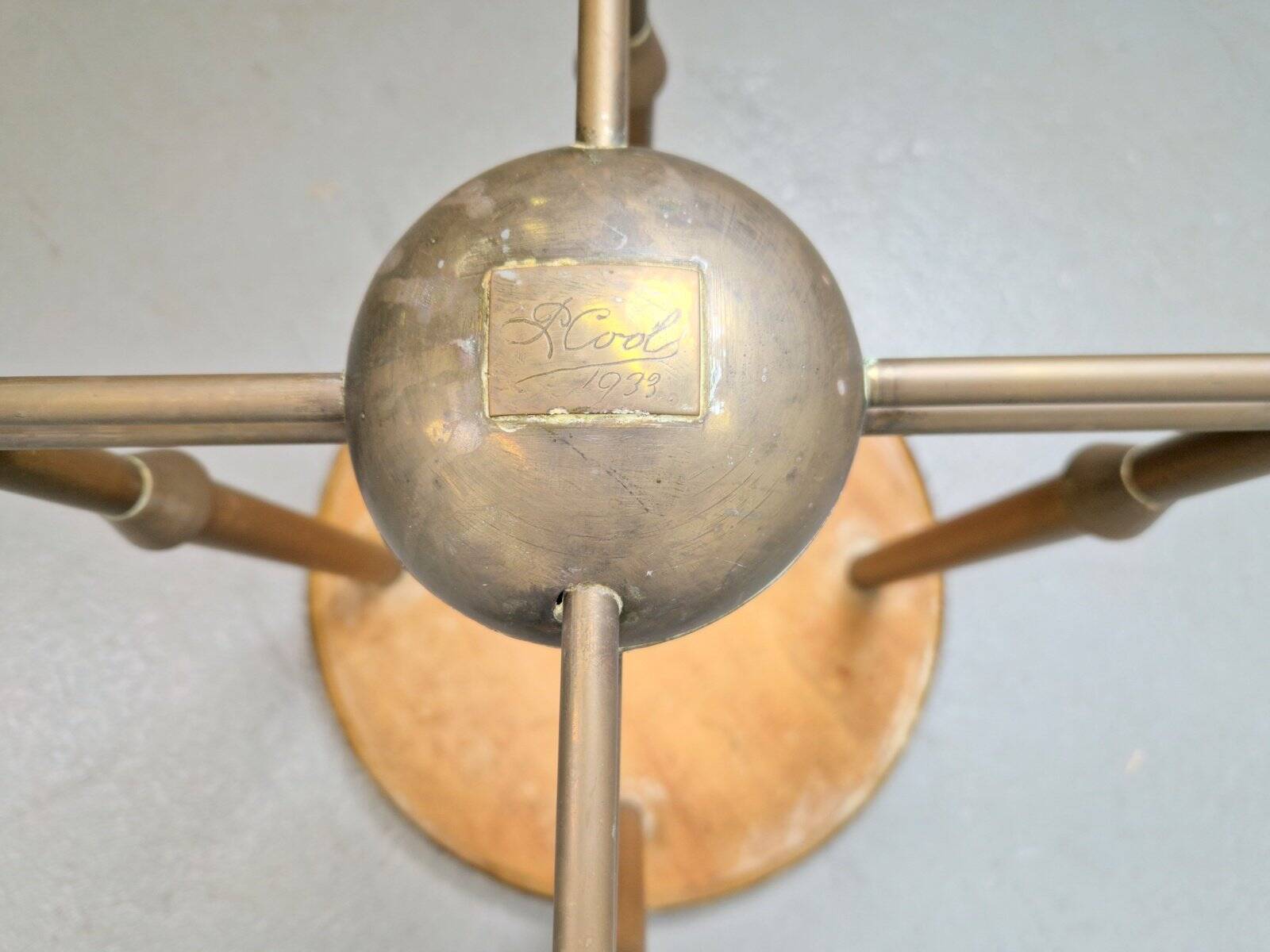 Table d'appoint ronde en cuivre Art Déco par P. Cool, 1933