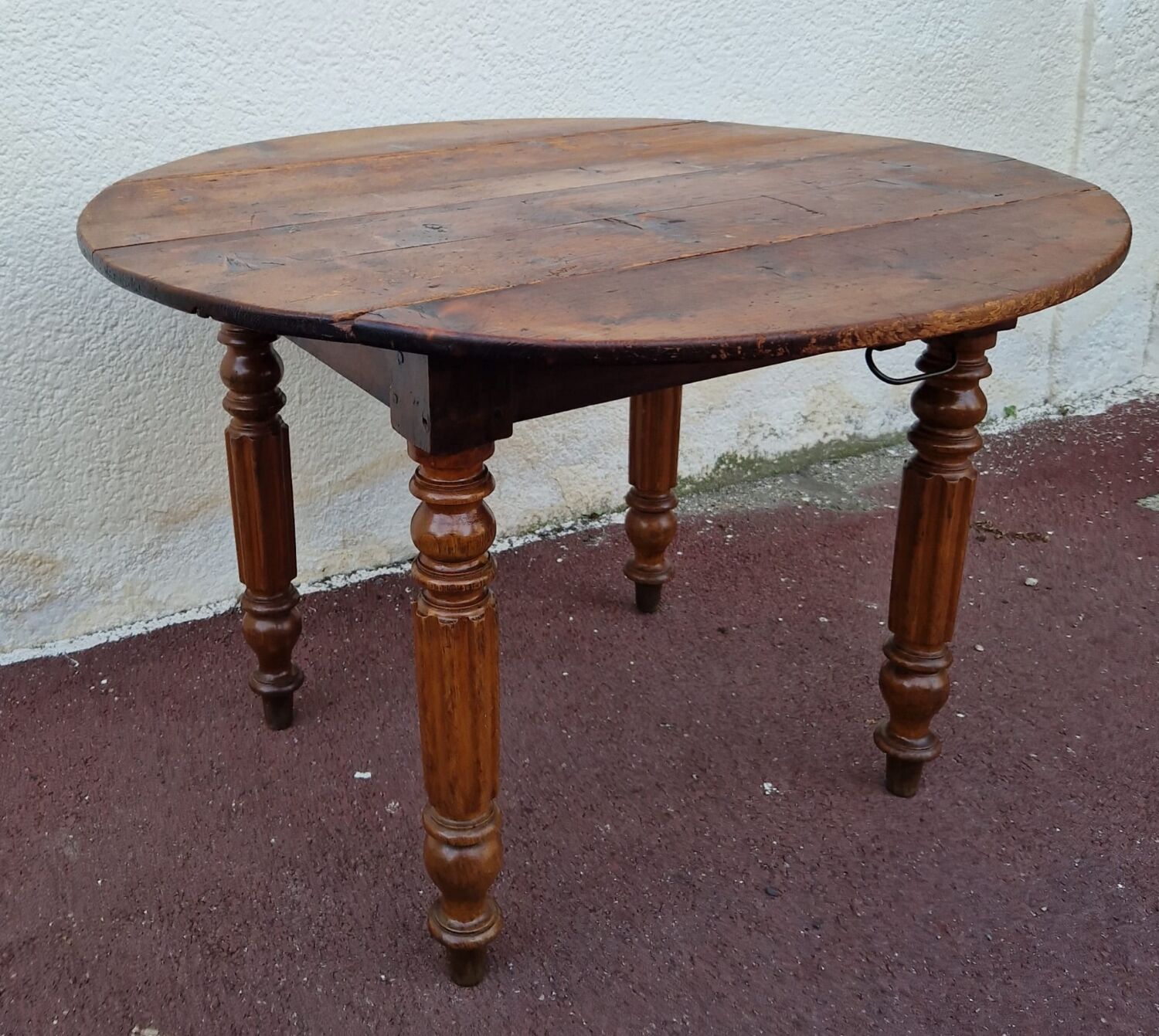 Country table with shutters