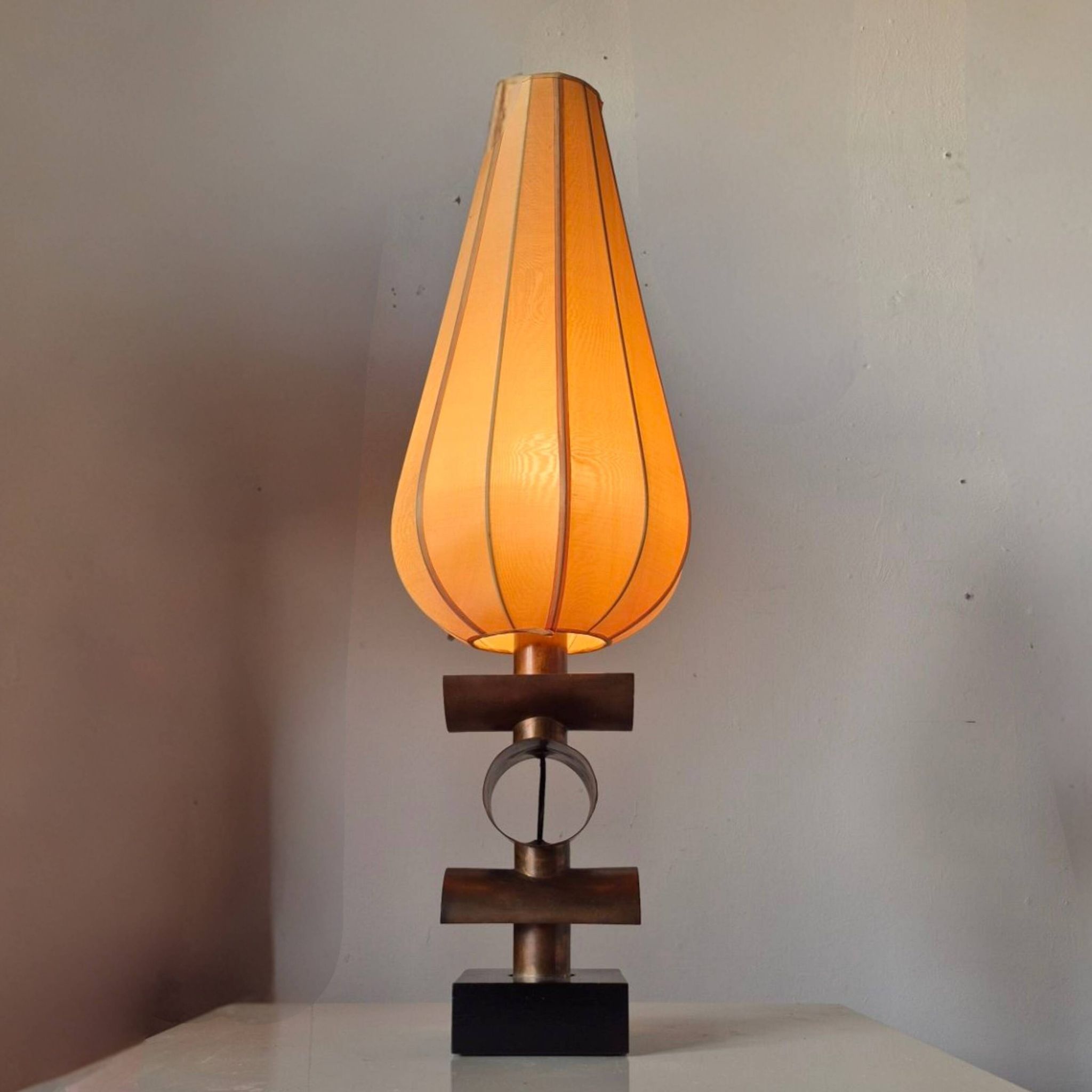 Lampe de table moderne en cuivre et soie, Pays-Bas, années 1950.
