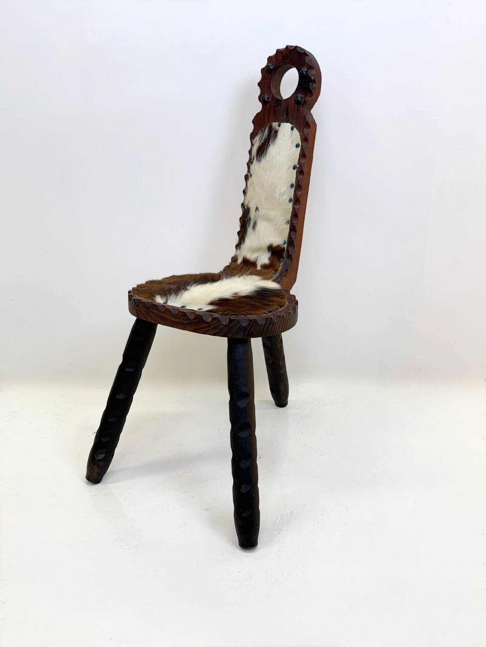 Chaise sculptée en bois et peau — 1950–1970