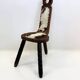 Chaise sculptée en bois et peau — 1950–1970