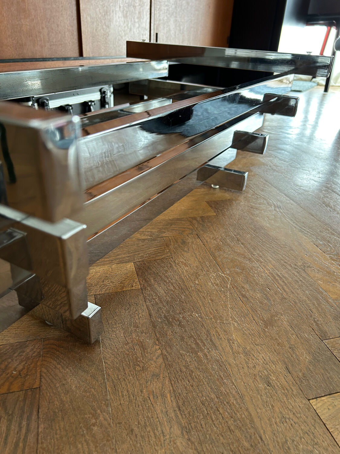 70s design coffee table in rectangular glass with chrome legs.