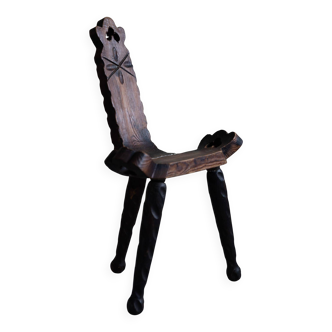 Sculpted wooden tripod chair in French Wabi Sabi, early 20th century.