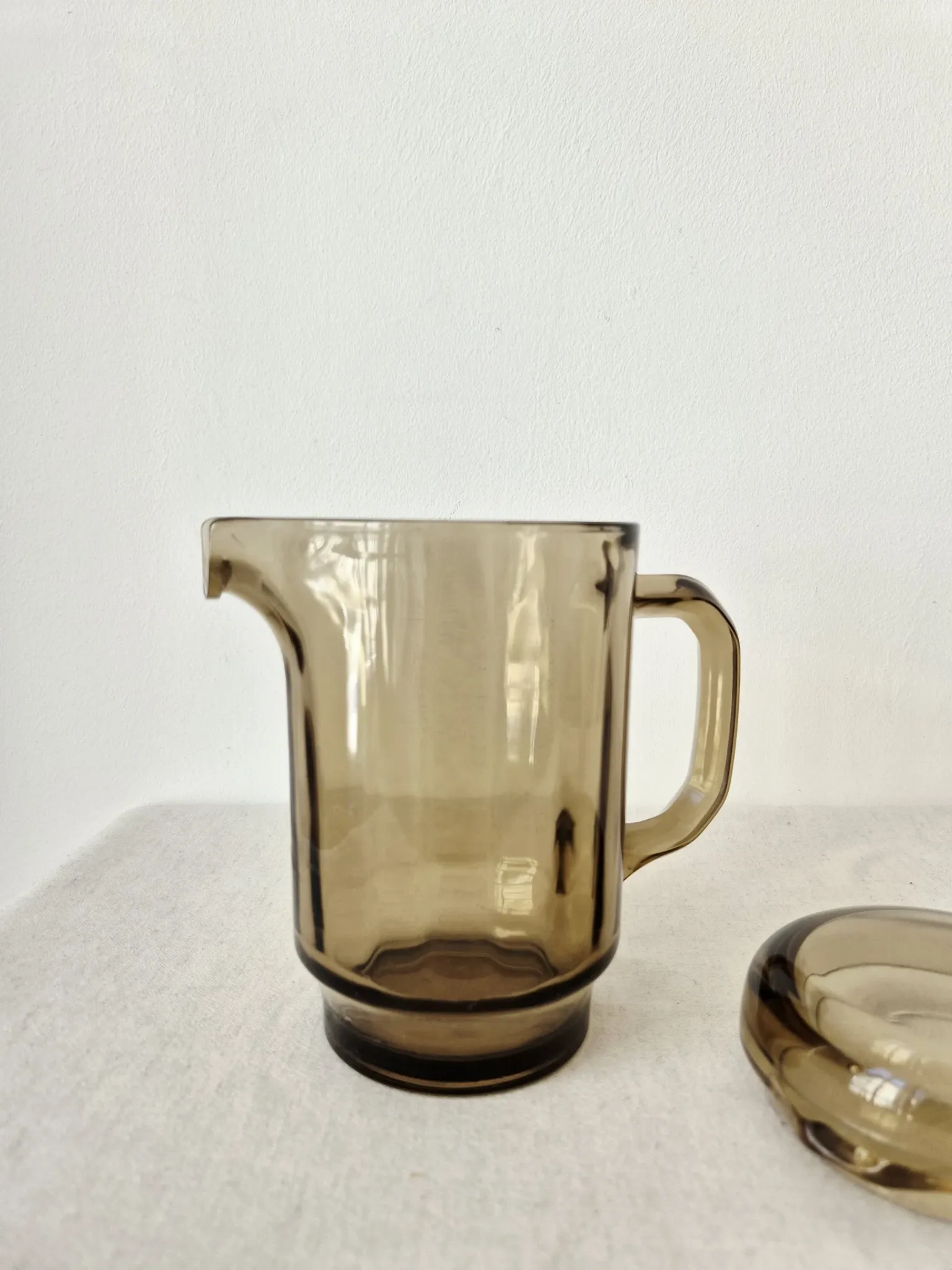 Vintage carafe with smoked glass lid '70s/'80s - Arcoroc France