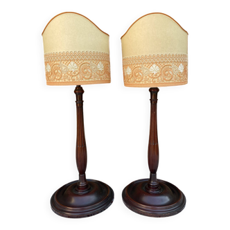 Paire de grandes lampes rétro pied colonne en bois 72 cm