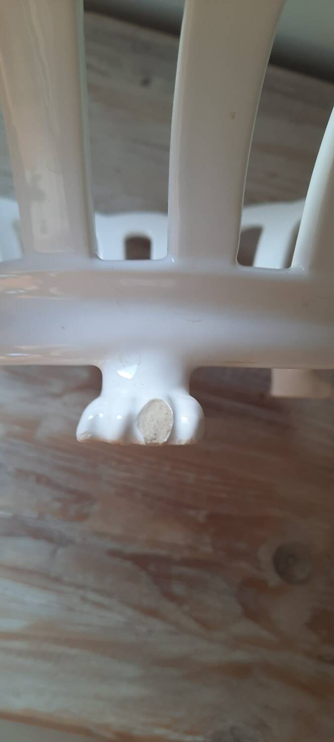 Openwork ceramic basket with feet