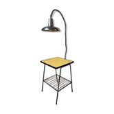 Table de chevet en métal, scoubidou et lampe chromée