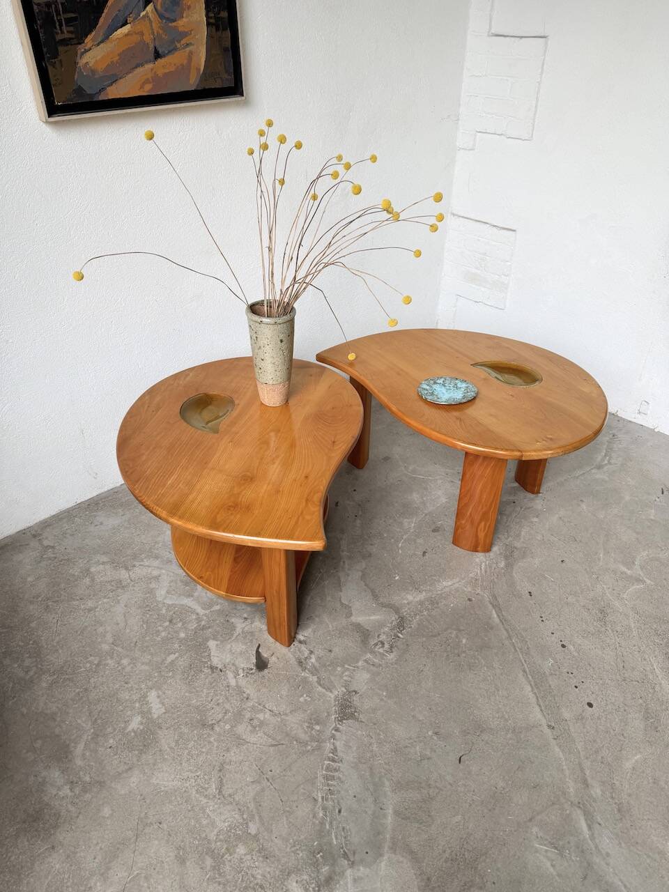 Tables basses en orme formant une goutte