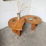 Tables basses en orme formant une goutte