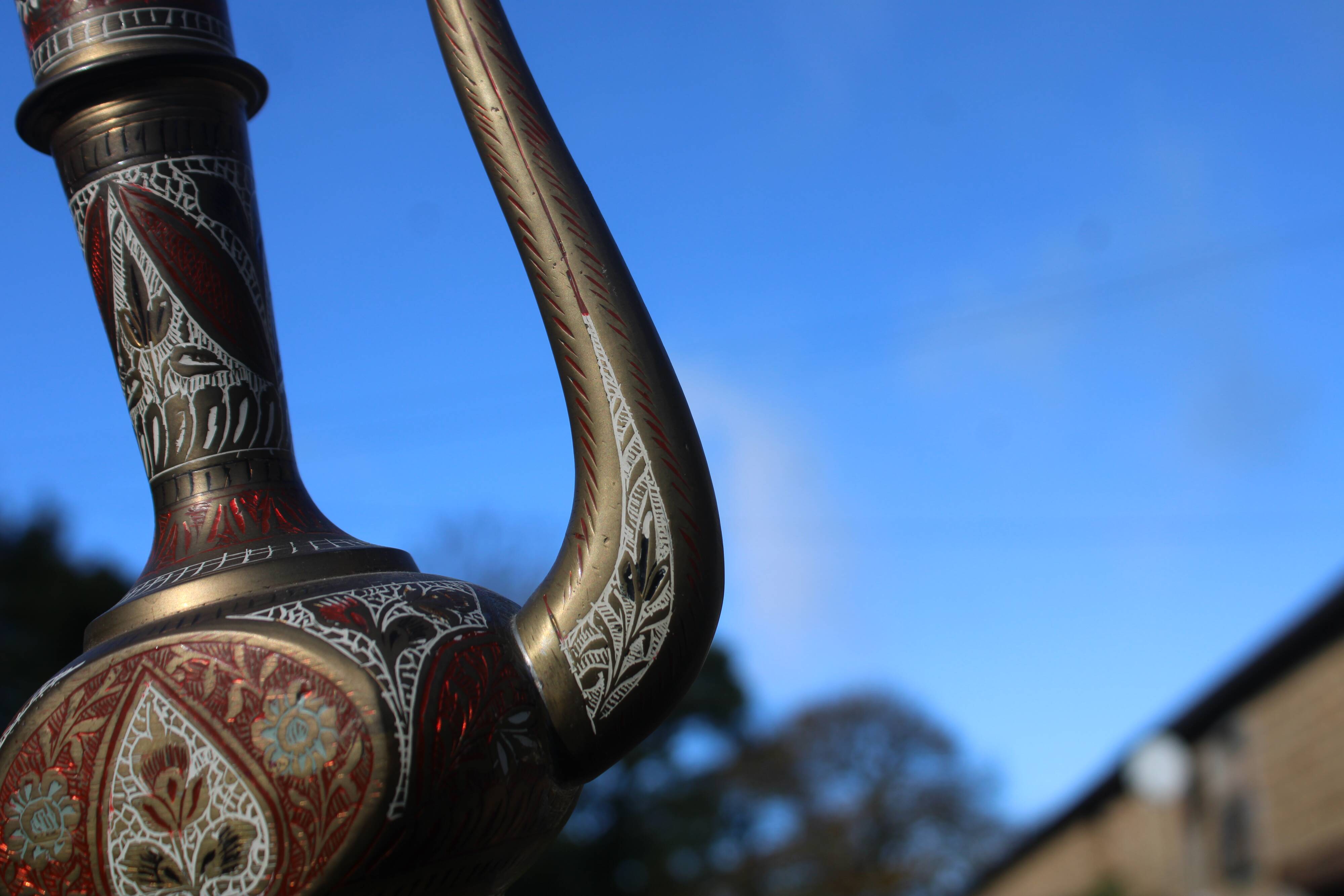 Verseuse orientale en laiton gravé – H29 cm x L22 cm x P7 cm