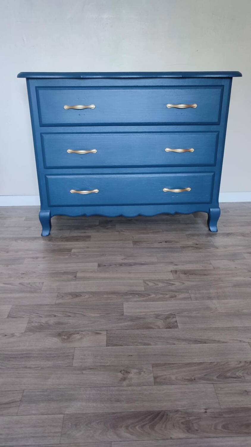 Chest of drawers in solid oak painted blue
