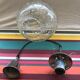 Suspension ancienne boule verre & inclusions blanches + support chrome vintage
