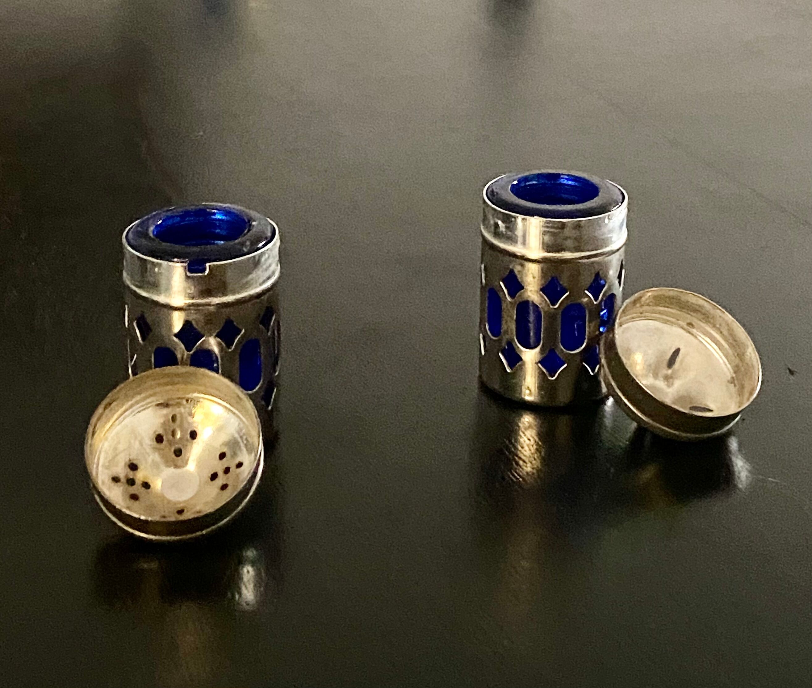 Duo salt shaker and pepper shaker 30s on display