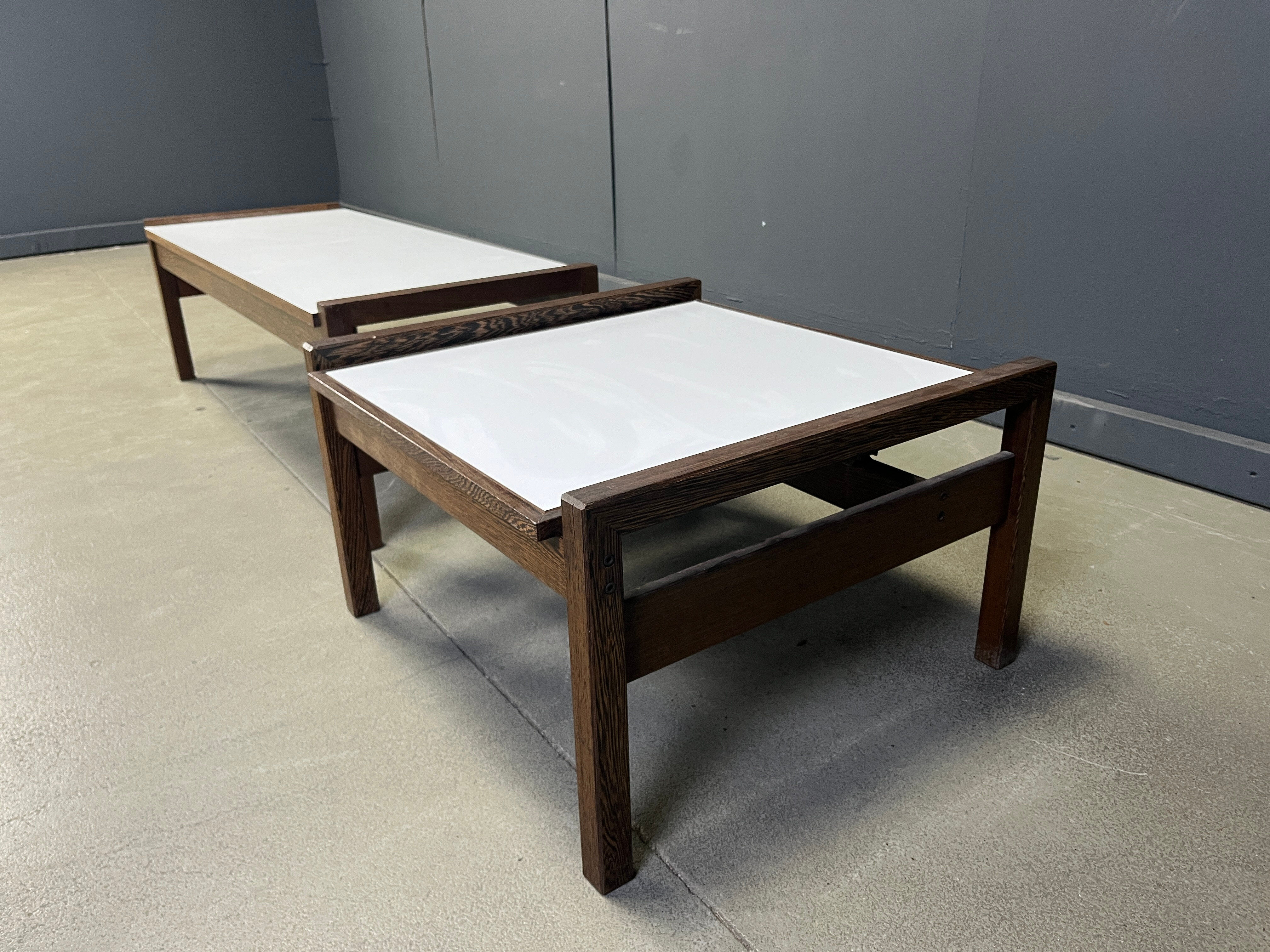 Ensemble de tables basses belges en wengé par Beaufort, années 1960.