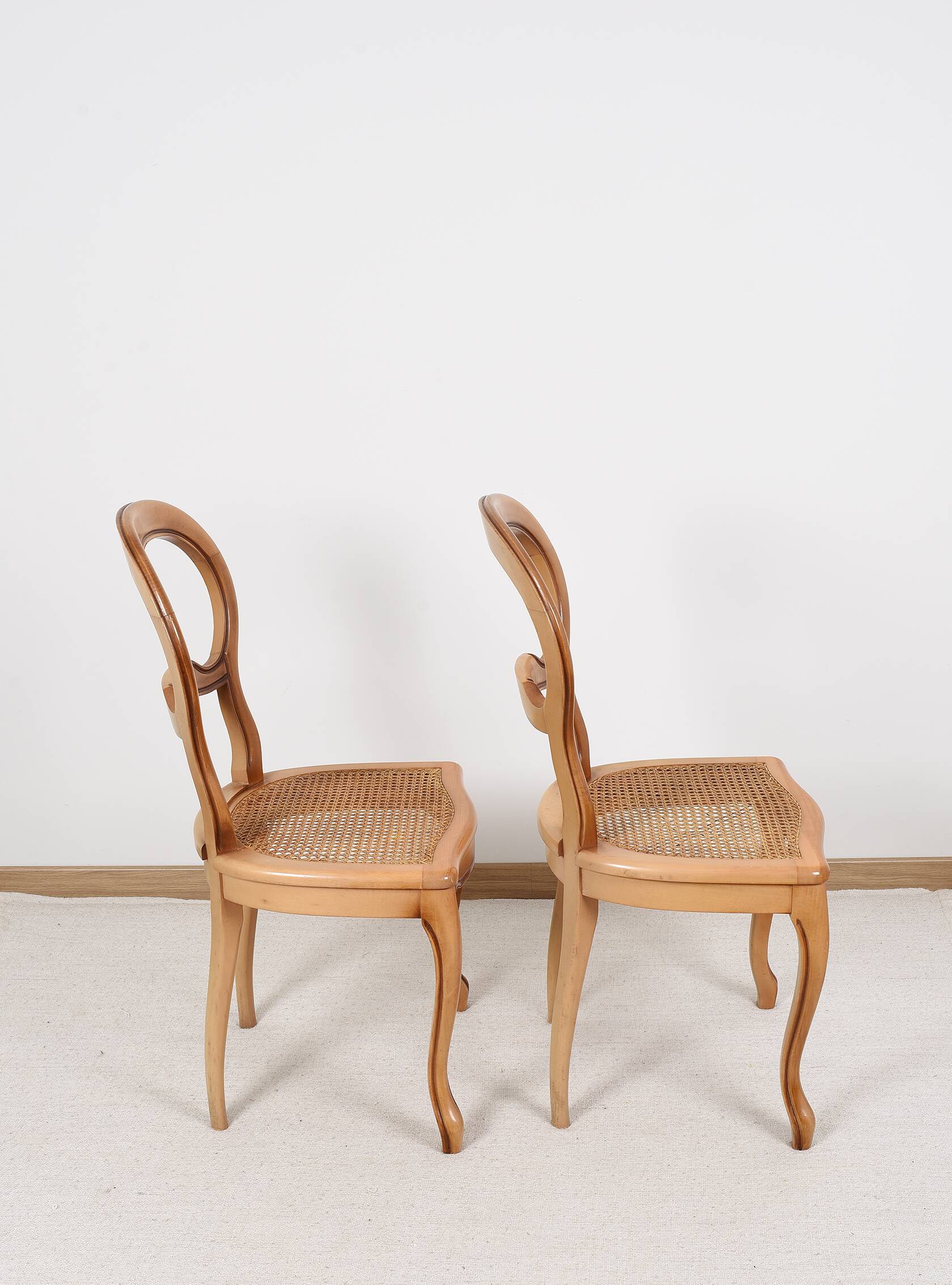 Paire de chaises cannées, en bois