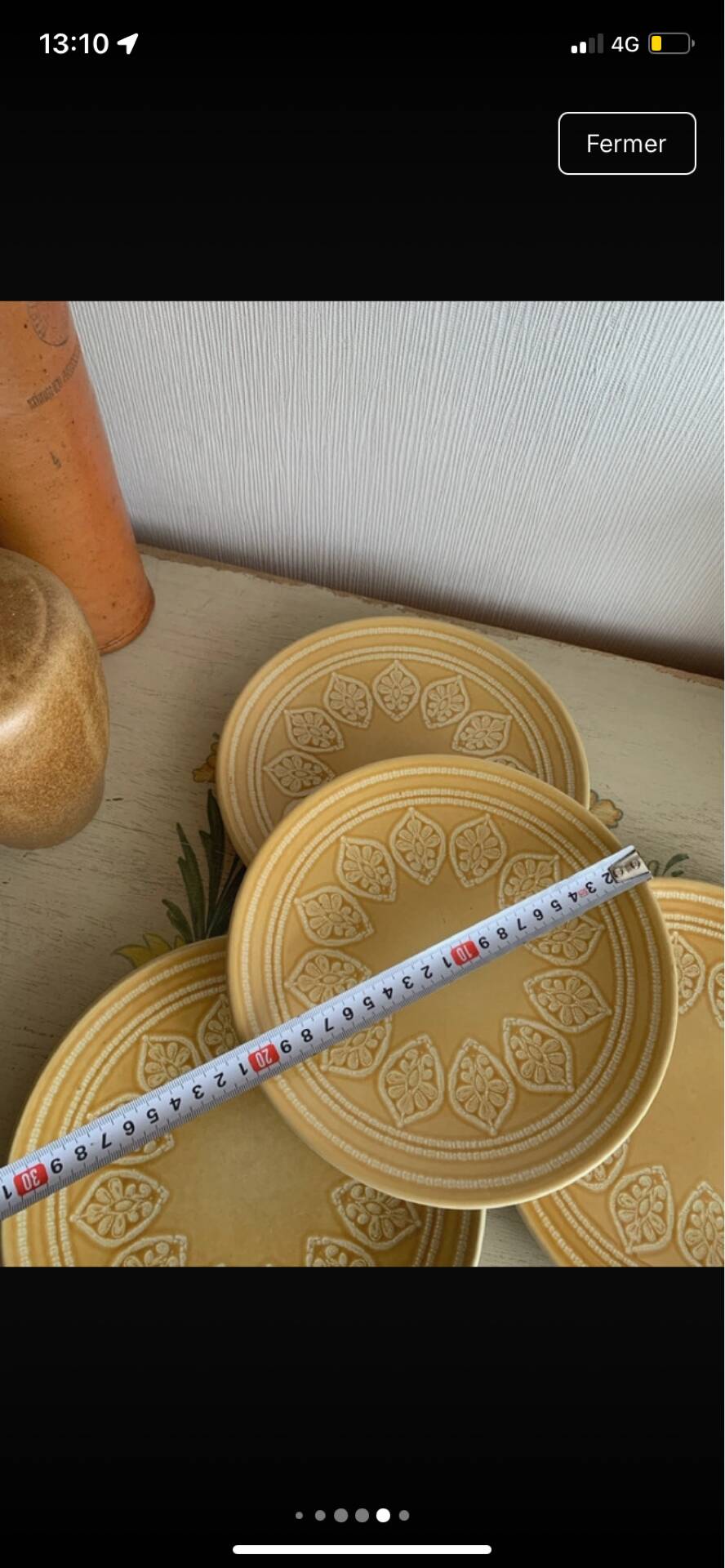 Lot de 4 assiettes à dessert en grès ocre / moutarde à motifs en relie