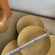 Lot de 4 assiettes à dessert en grès ocre / moutarde à motifs en relie