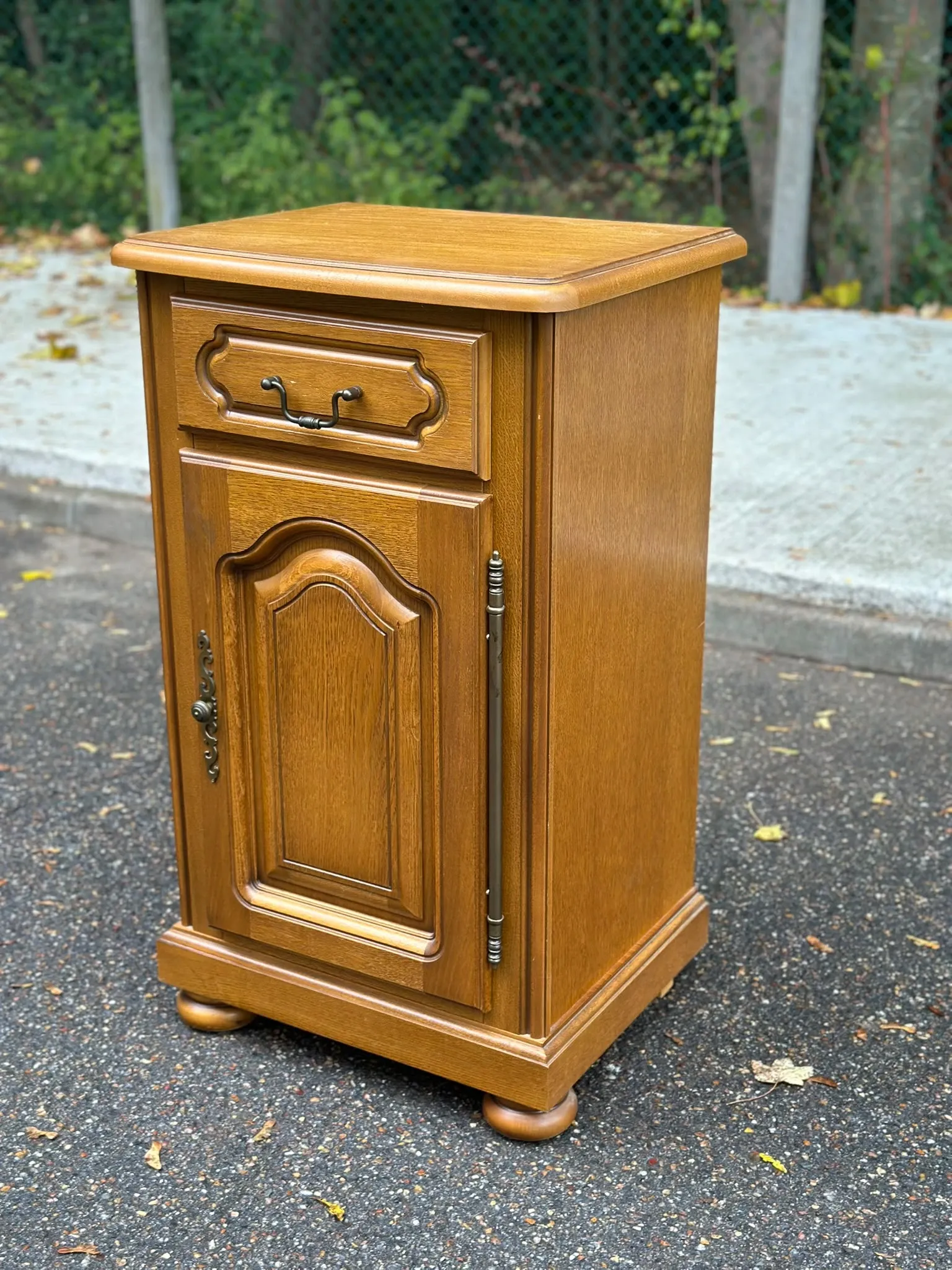 Table de chevet haute meuble d'appoint en chêne teinté miel 1980