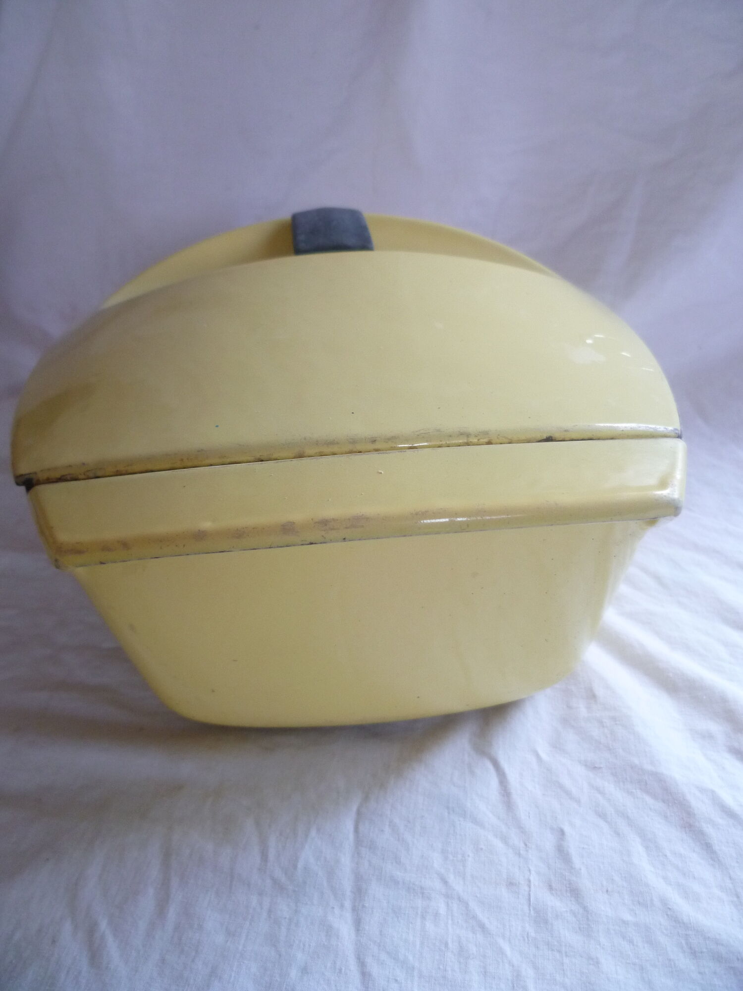 Dish casserole in yellow cast iron years 50/60 raymond loewy number 45