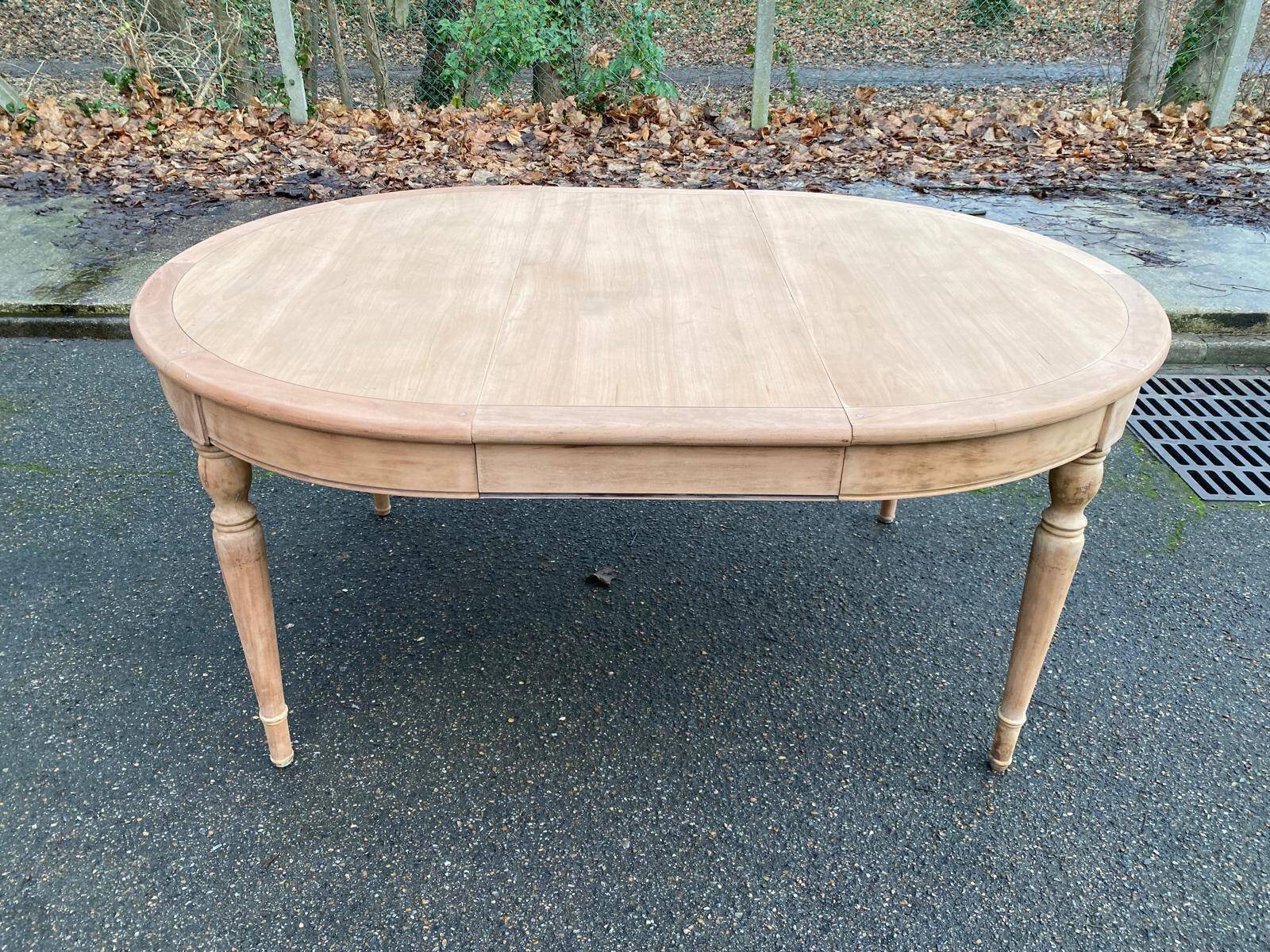 Renovated Louis Philippe round extendable dining table from the 19th century, 210cm.