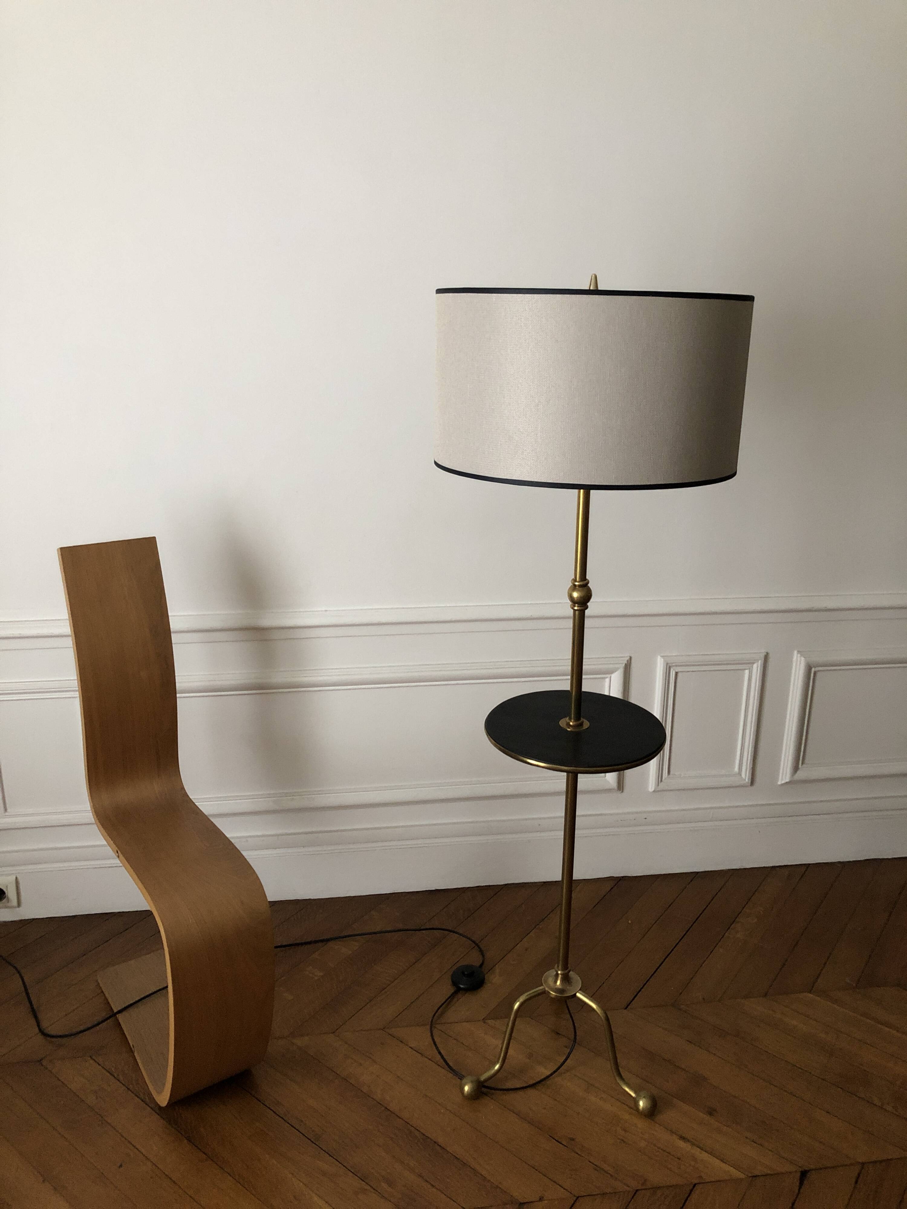 Tripod floor lamp with adjustable height and shelf from the 1960s.