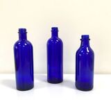 Trio de bouteilles / vases en verre bleu cobalt