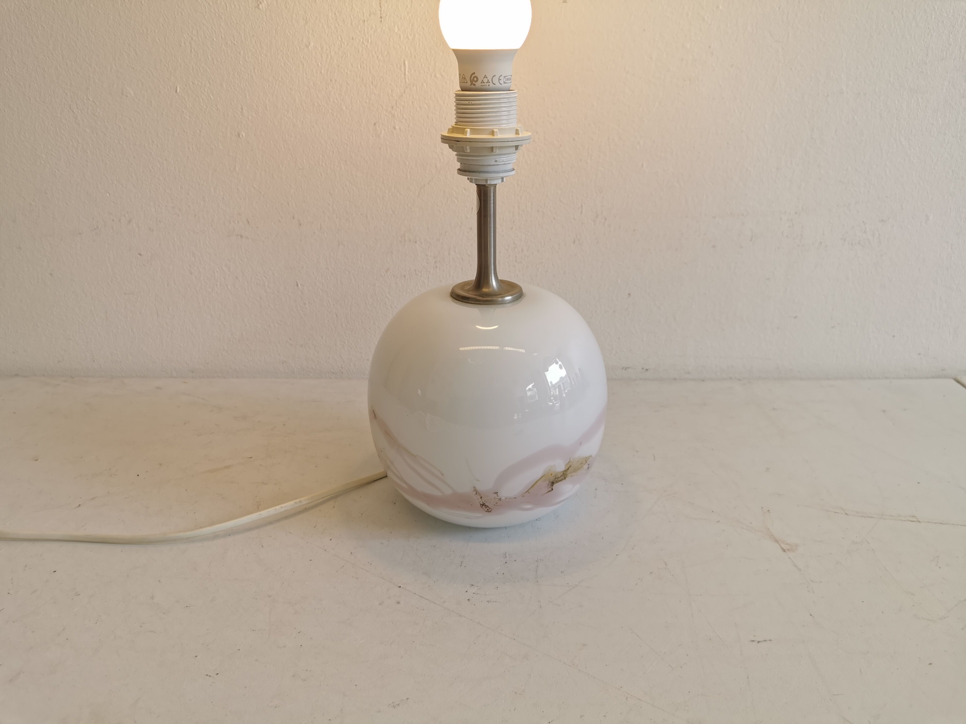 Table lamp in white opal glass, with pink details/decoration