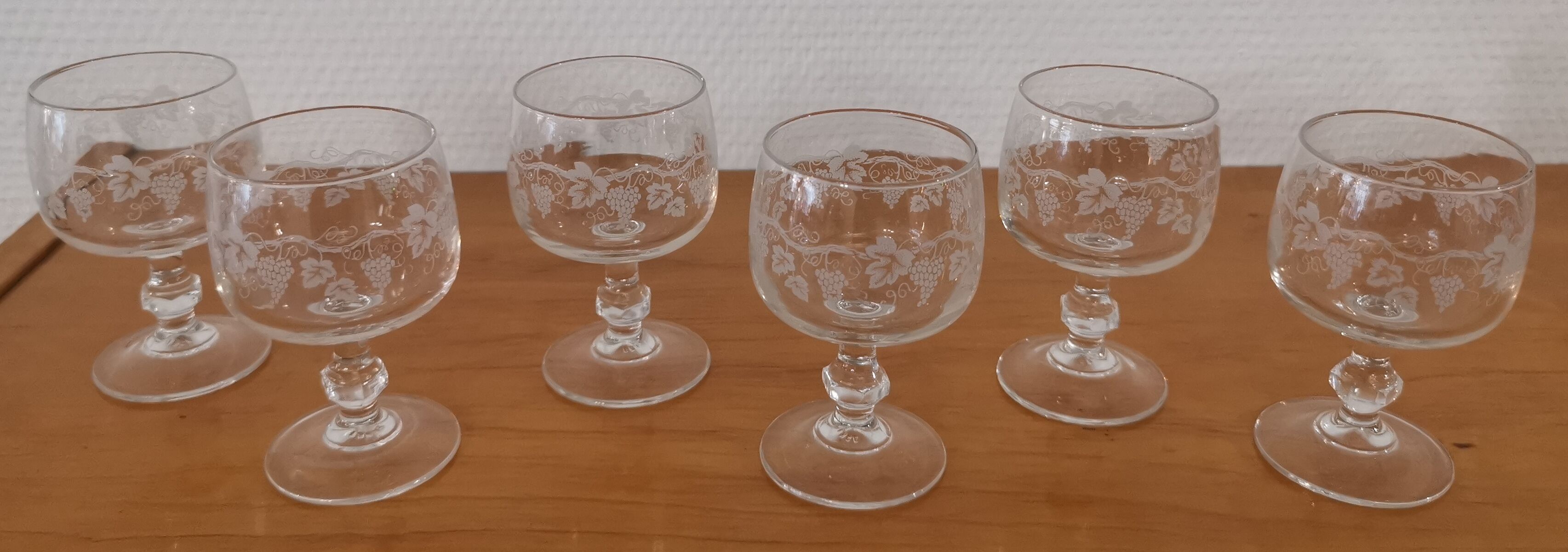 Set of 6 glasses aperitif / digestive on feet grape decoration and vine shoot Luminarc