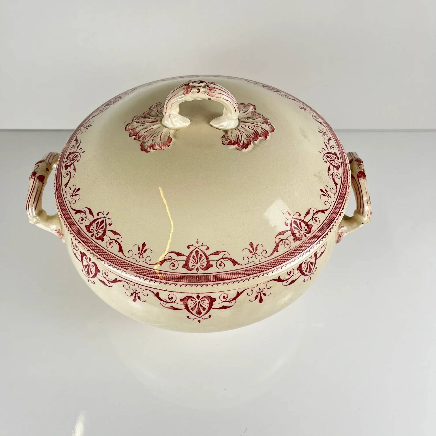 Ironstone soup tureen Creil & Montereau, "Admiral" model, red, 19th century.