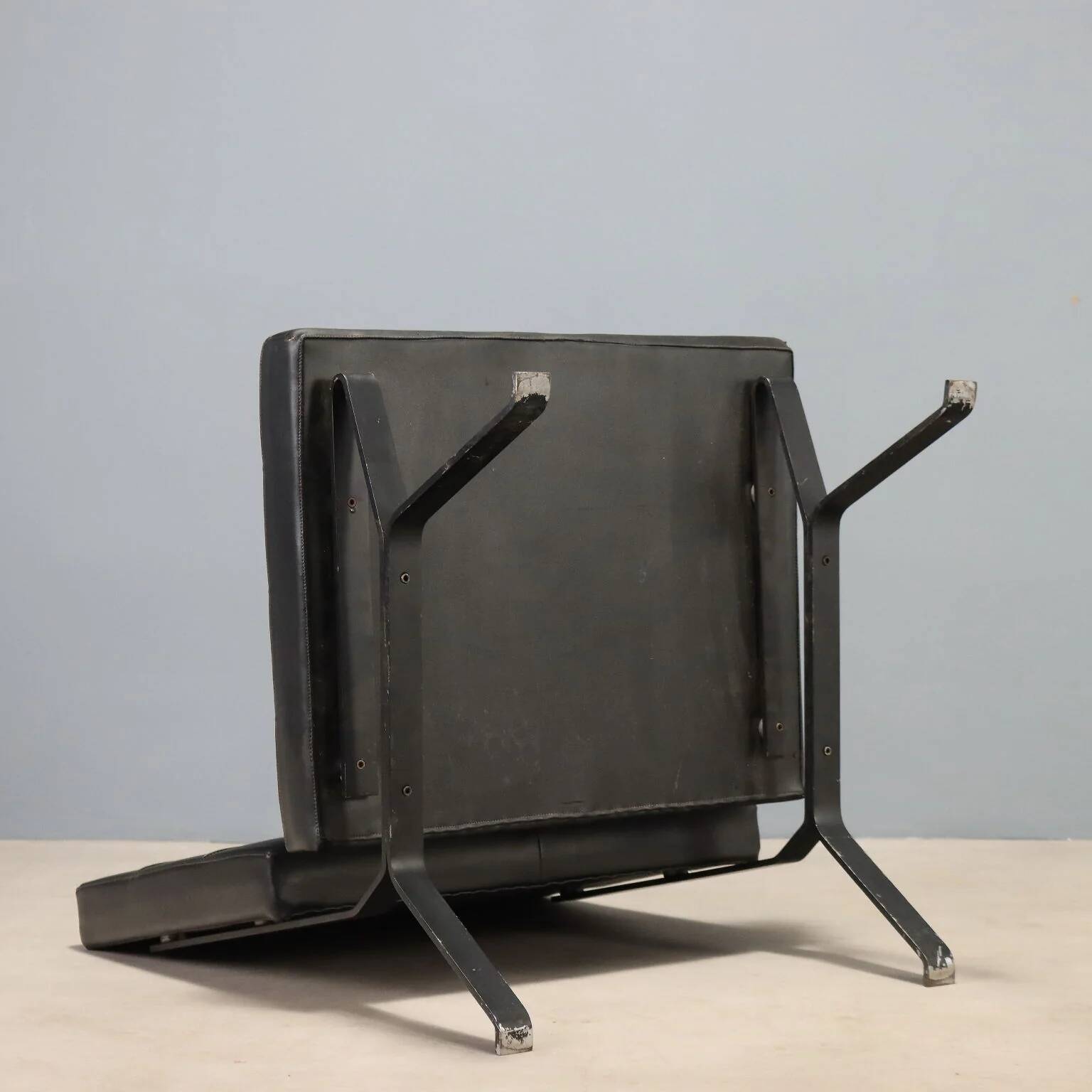 Vintage armchair in metal and black faux leather, Italian design from the 1970s.