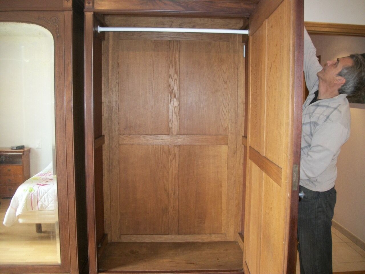 Pair of bonnetières