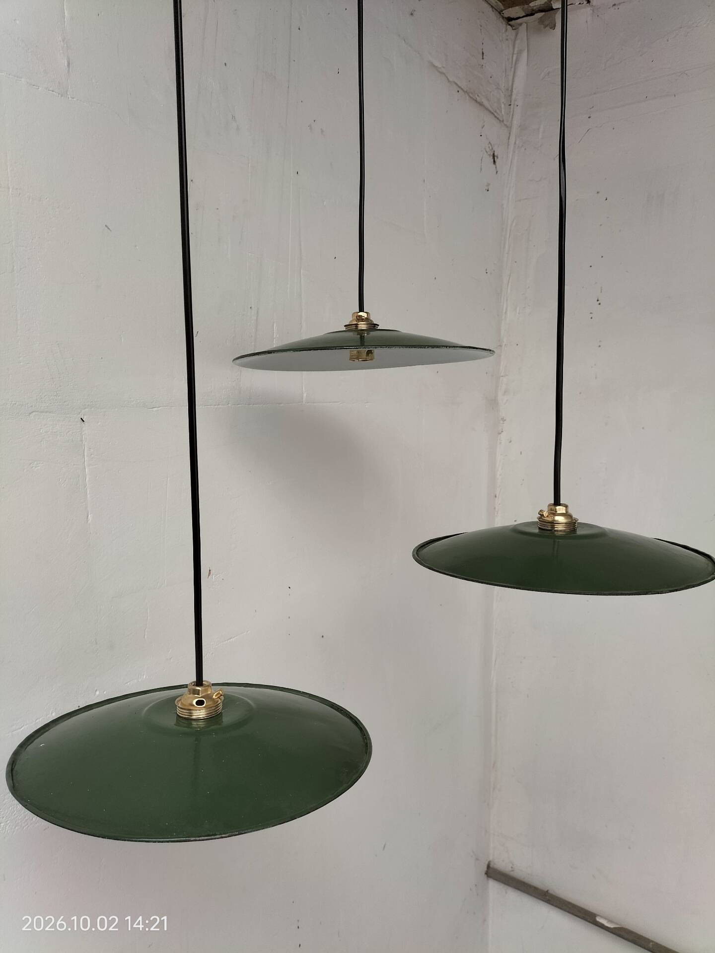 Suspensions in enamelled sheets