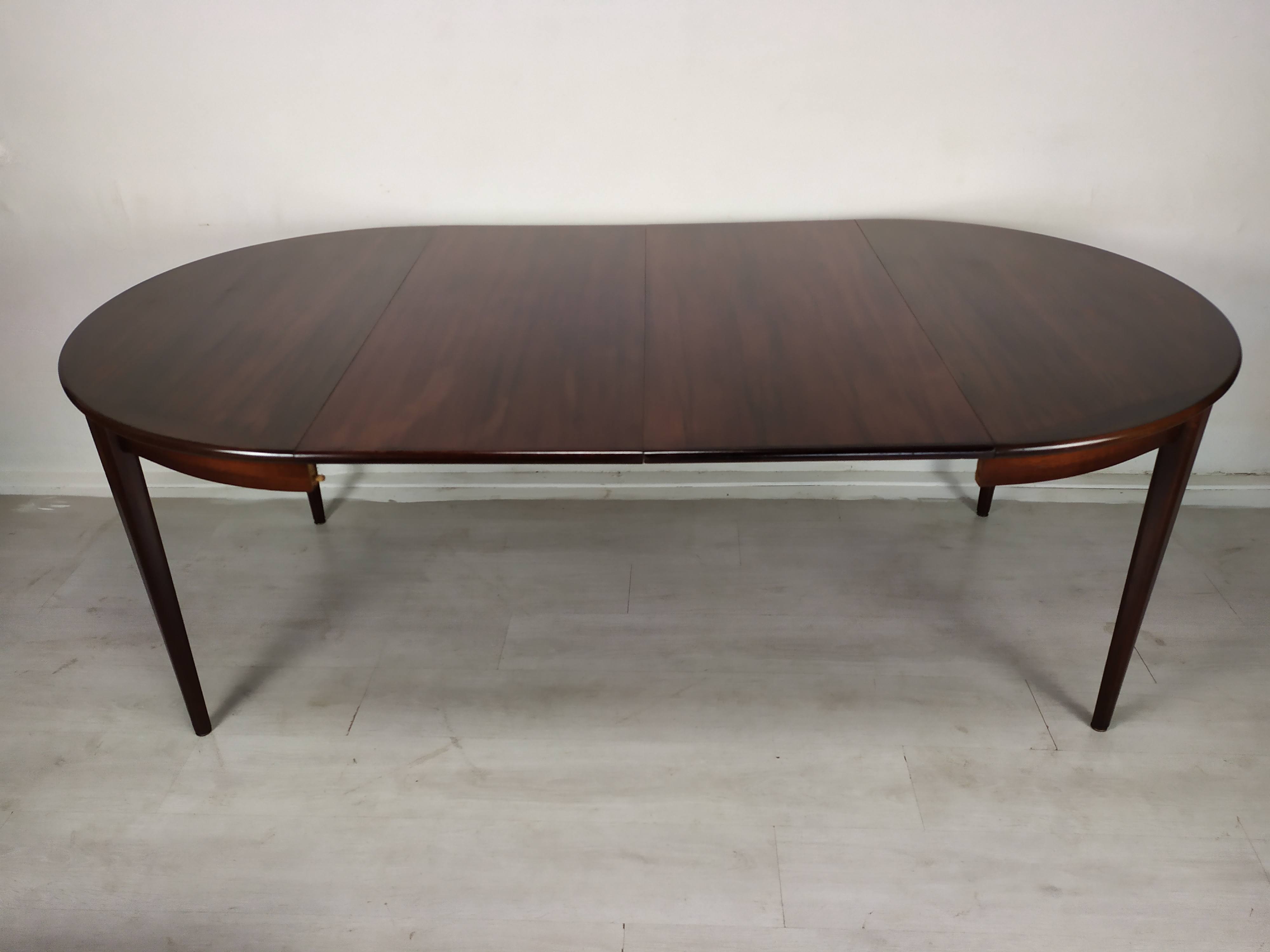 Scandinavian extendable table