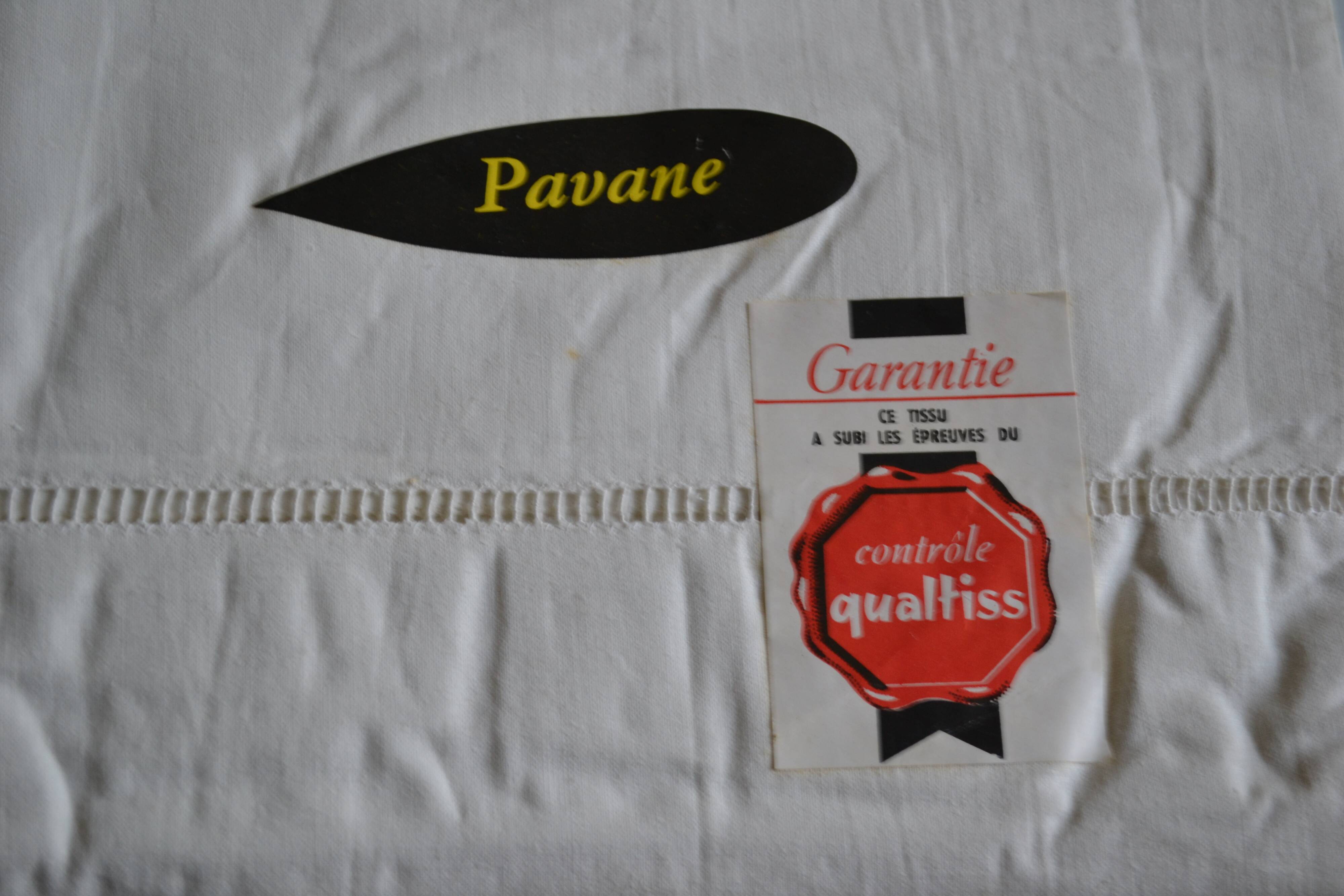 Antique linen sheet with Venetian scalloped edge, 240 x 325 cm, New Old Stock