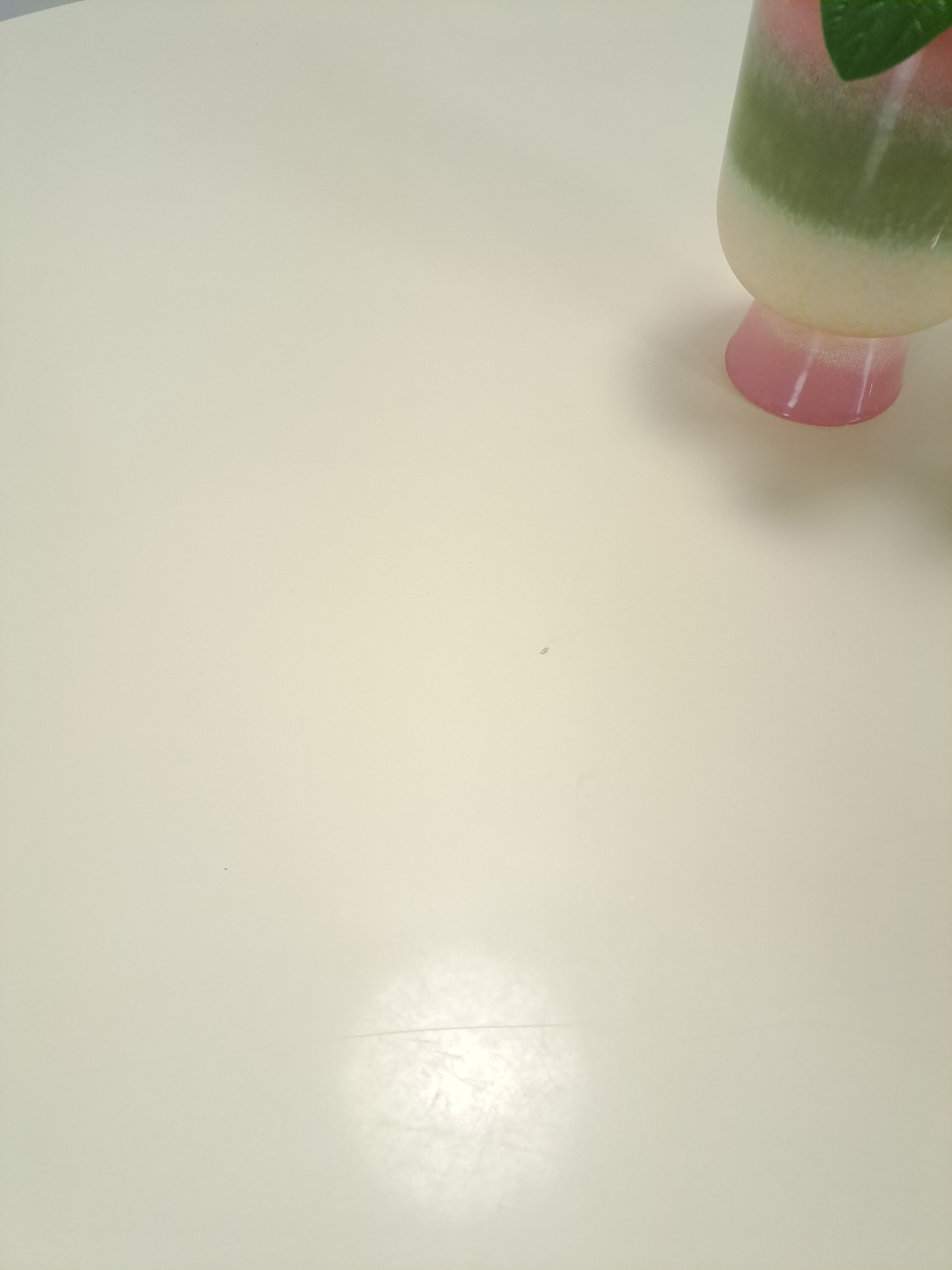 Ronde creme eettafel met geribbelde poot