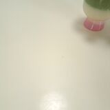 Ronde creme eettafel met geribbelde poot