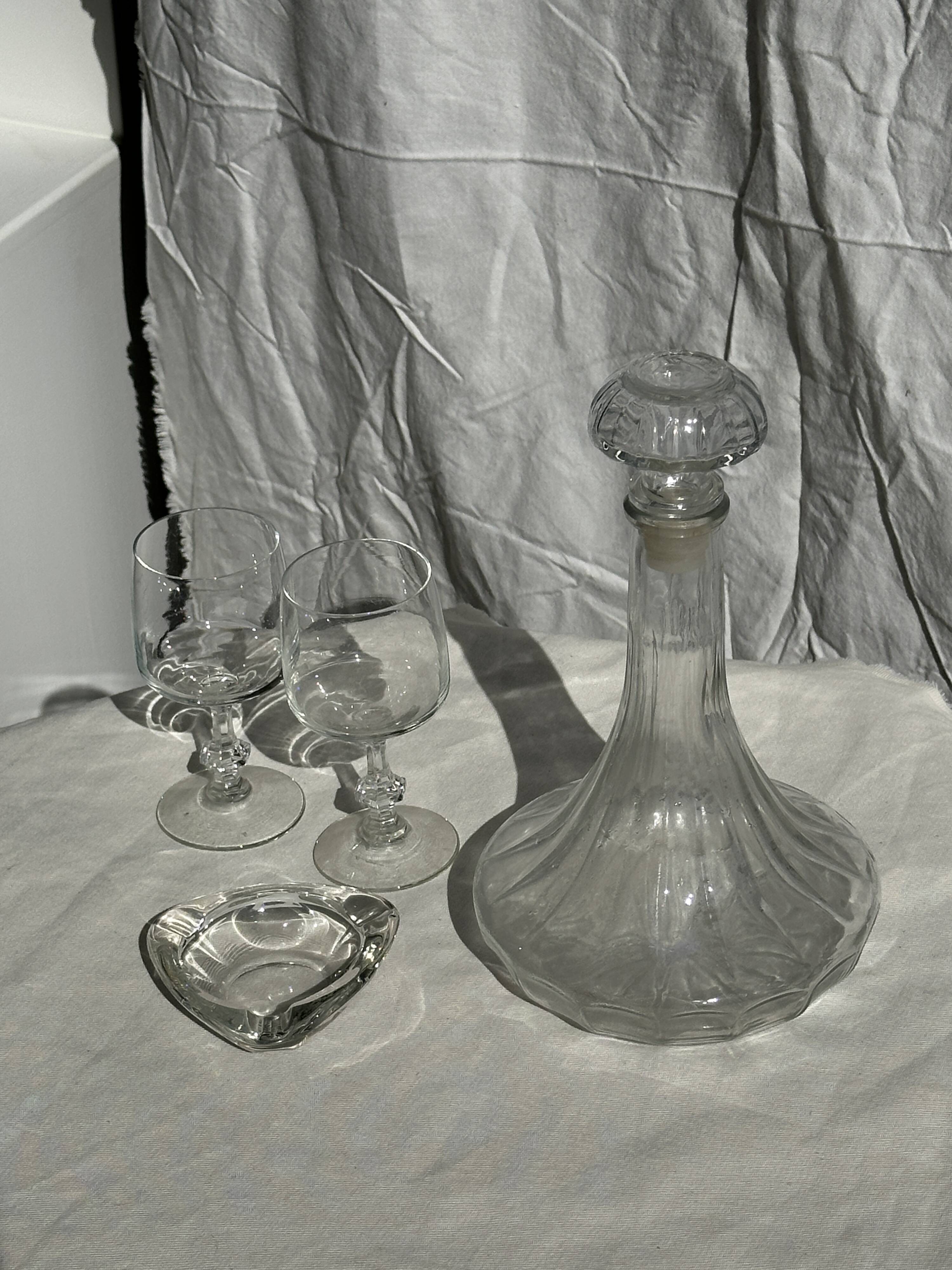 Large glass carafe with ribbed stopper H25