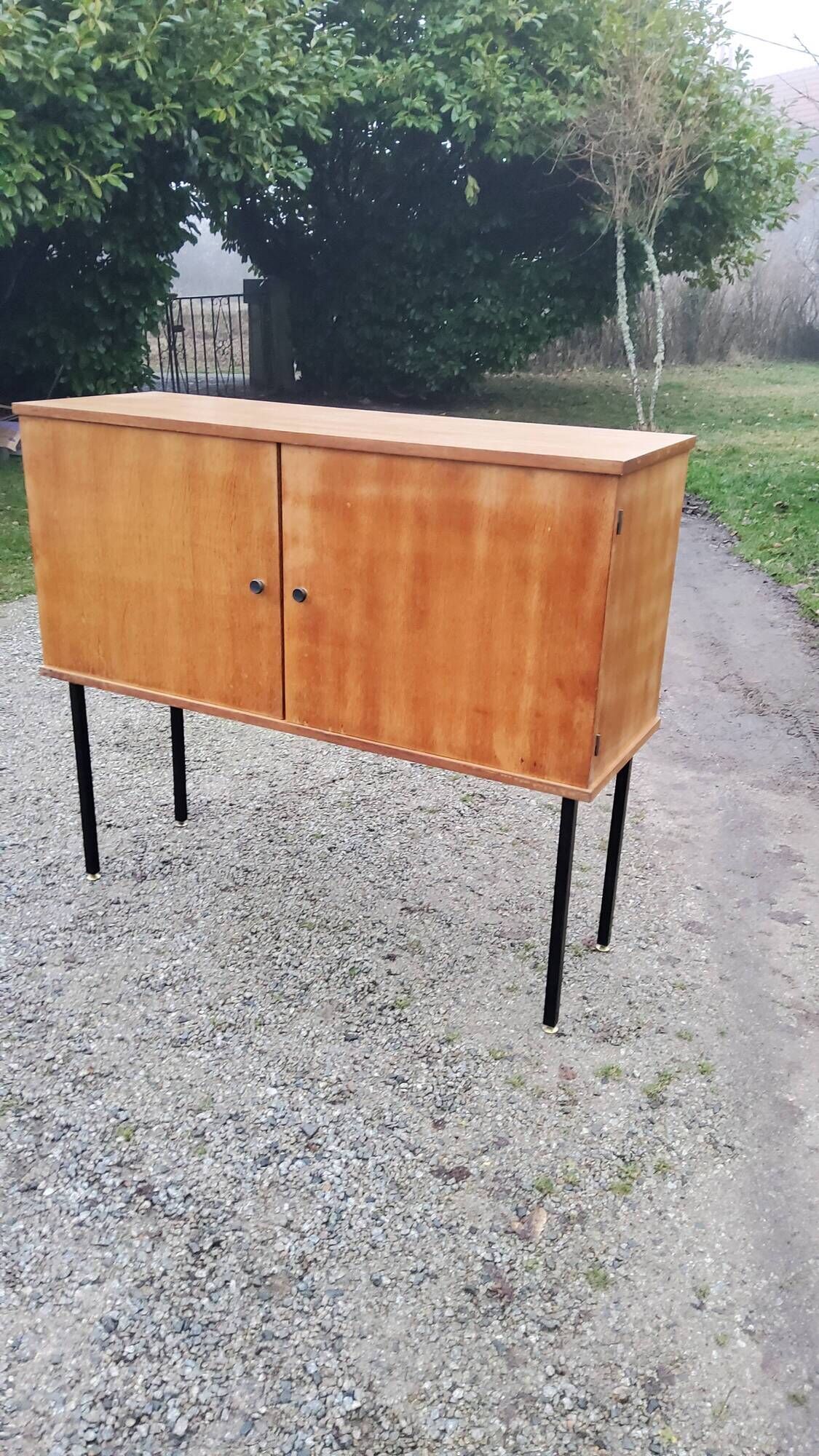 Buffet of the 60s in blond oak metal feet with square section